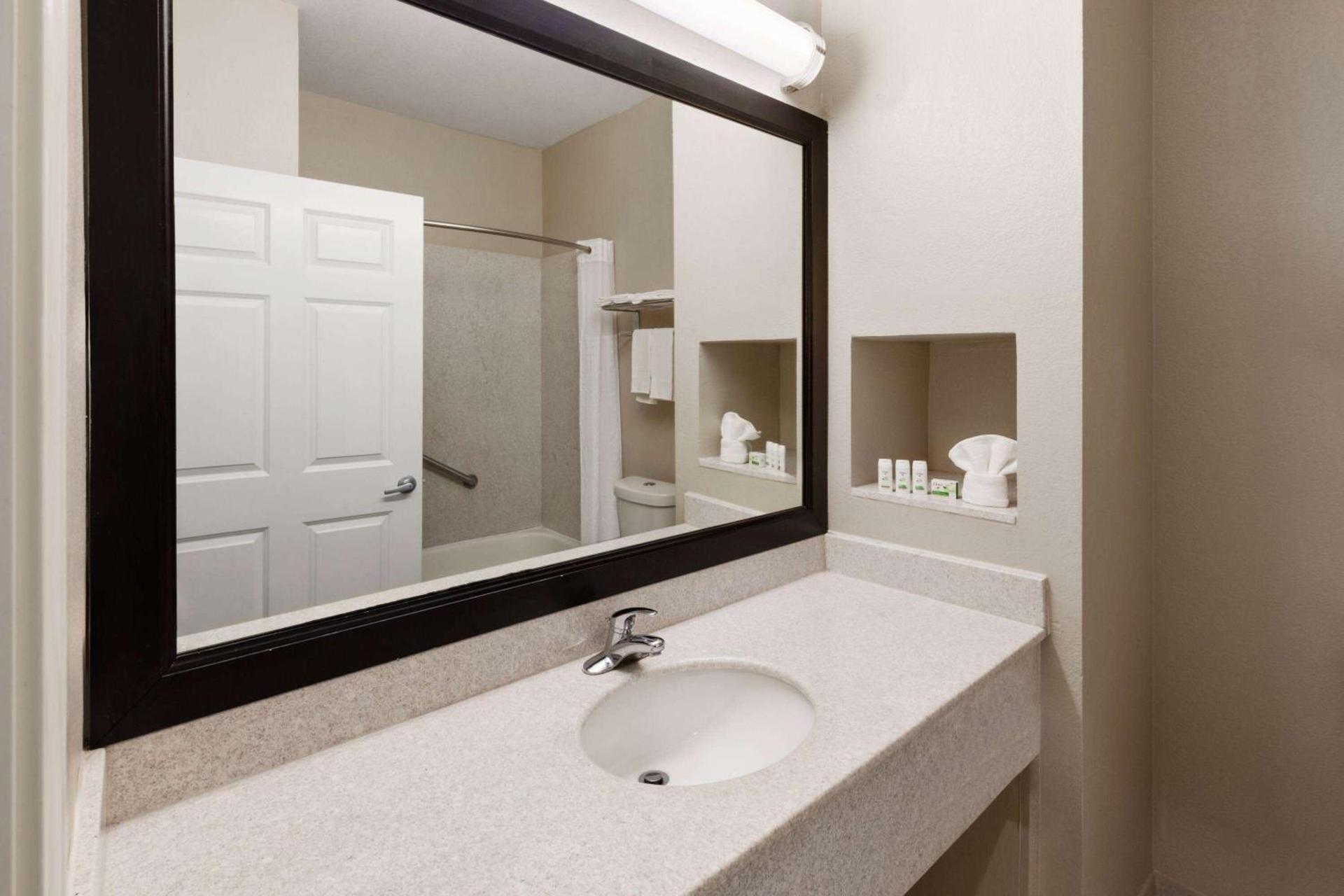 Baymont by Wyndham Houston Brookhollow photo 30