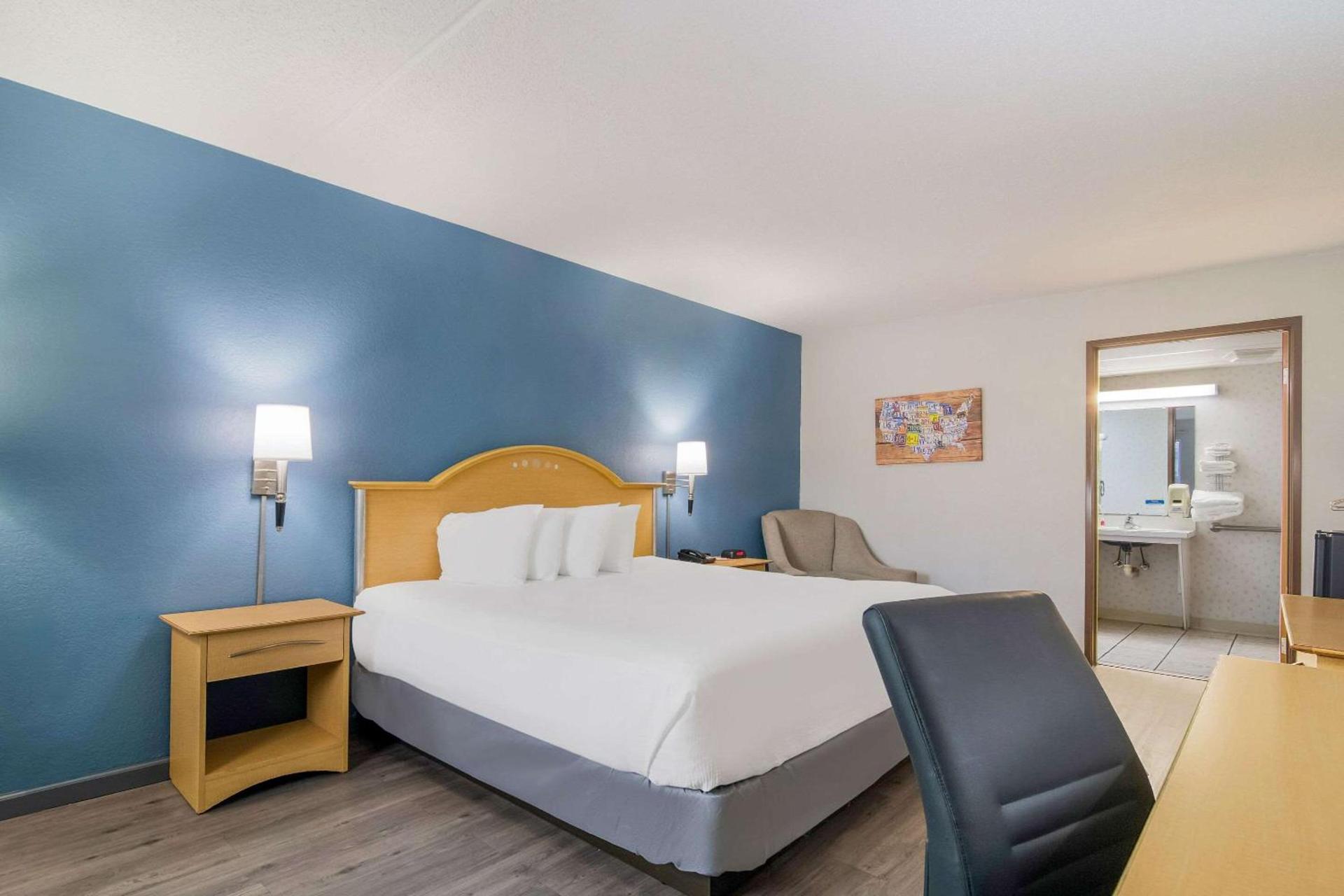 Econo Lodge Branson Theater District photo 6