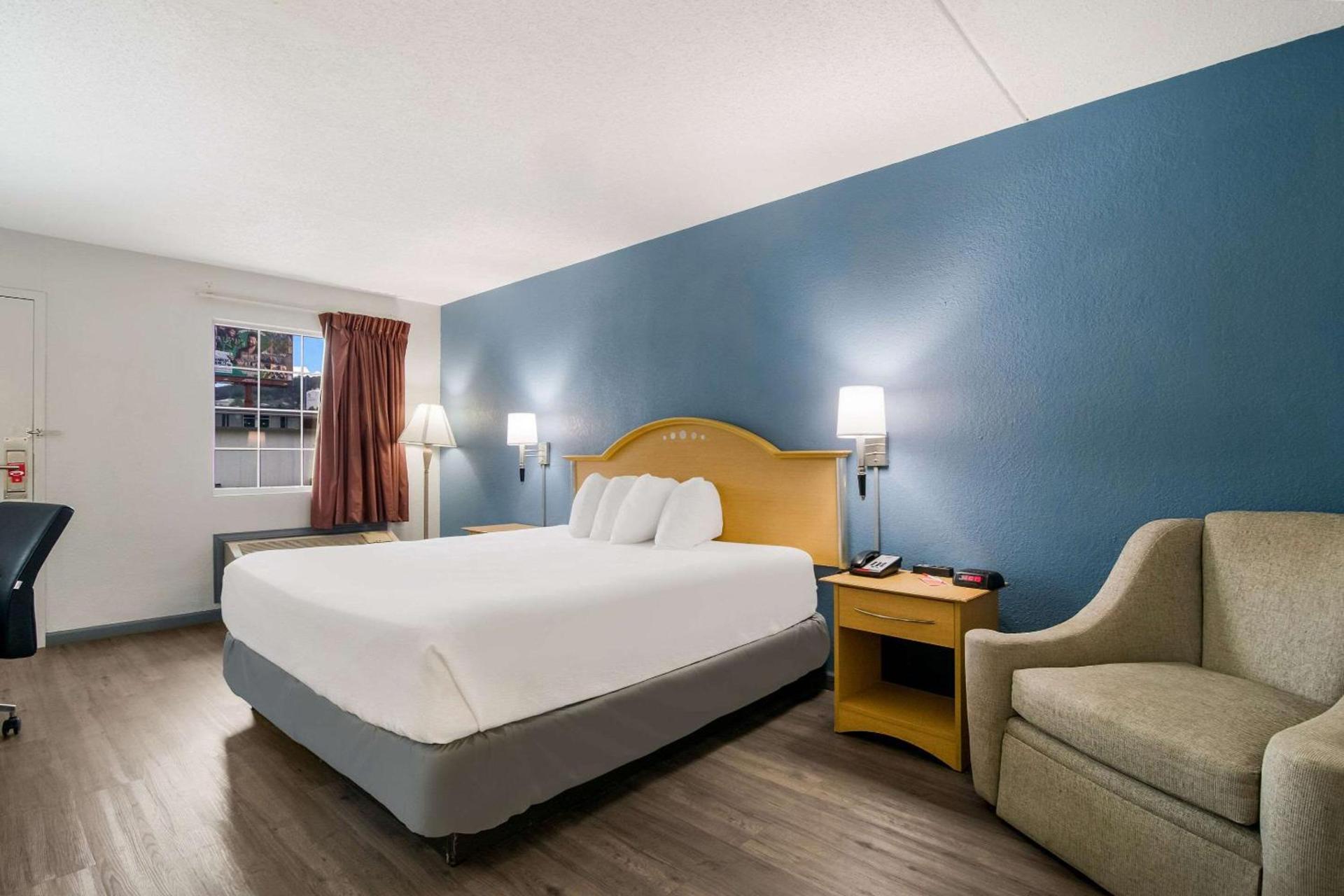 Econo Lodge Branson Theater District photo 8