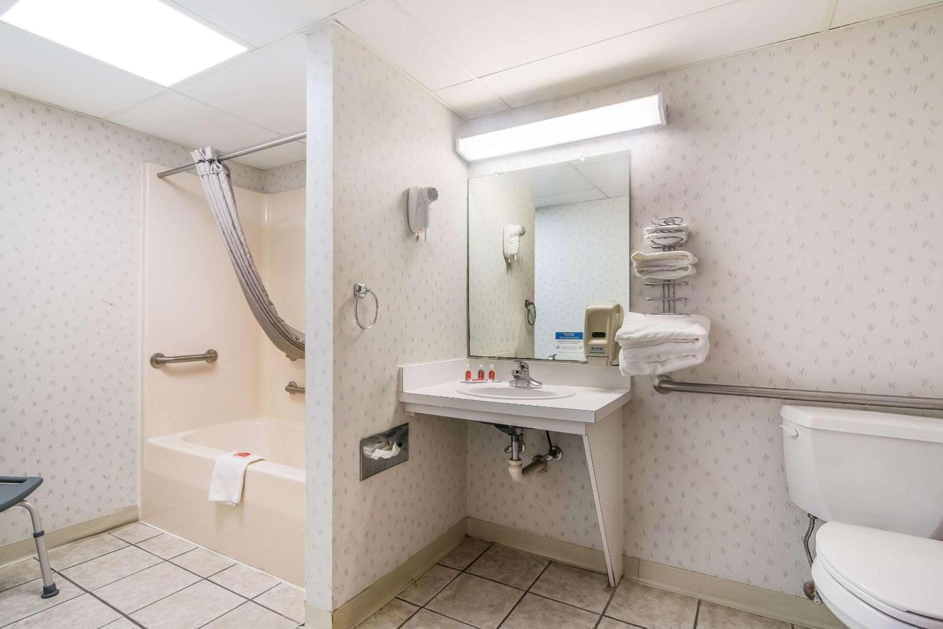 Econo Lodge Branson Theater District photo 9