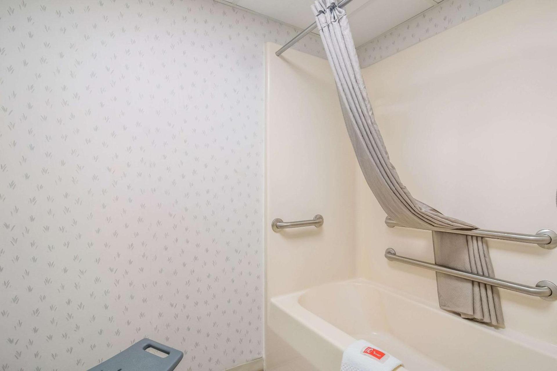 Econo Lodge Branson Theater District photo 10