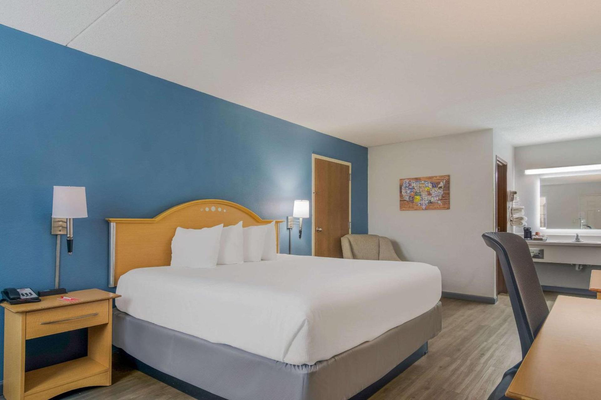 Econo Lodge Branson Theater District photo 11