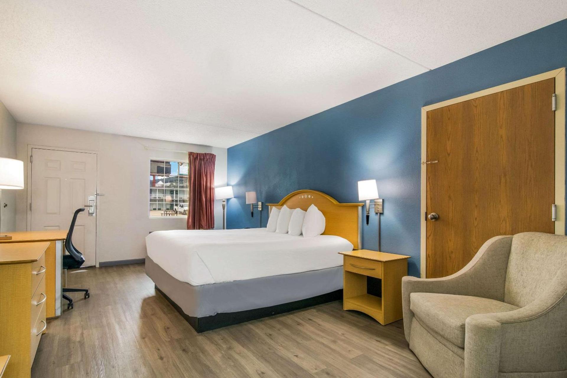 Econo Lodge Branson Theater District photo 12