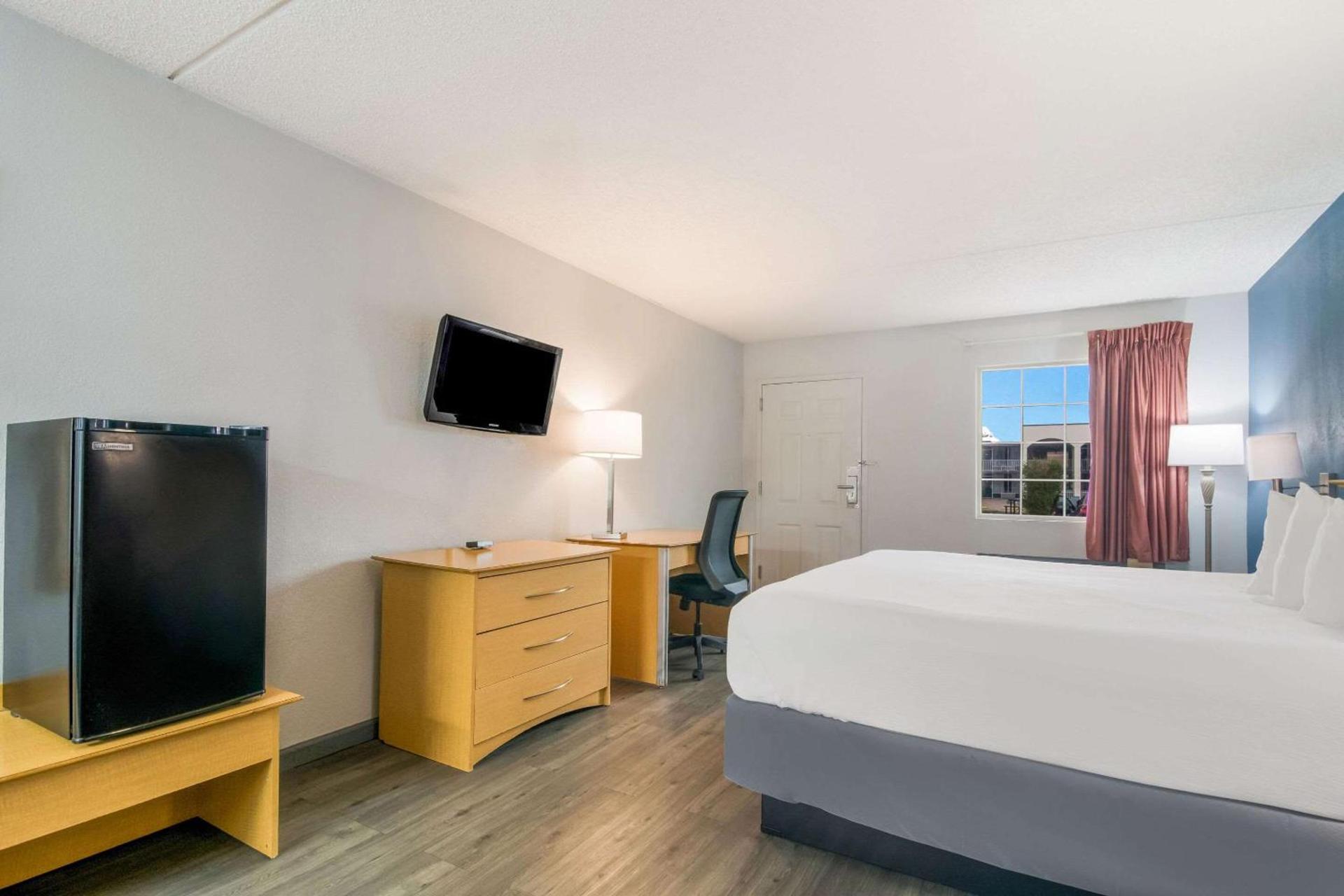 Econo Lodge Branson Theater District photo 14