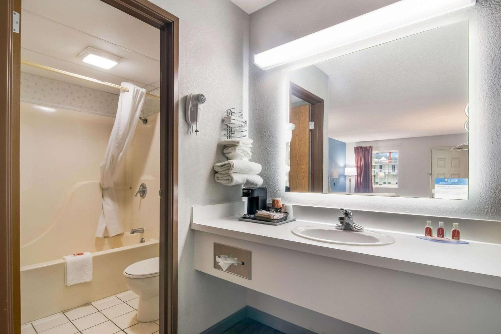 Econo Lodge Branson Theater District photo 16