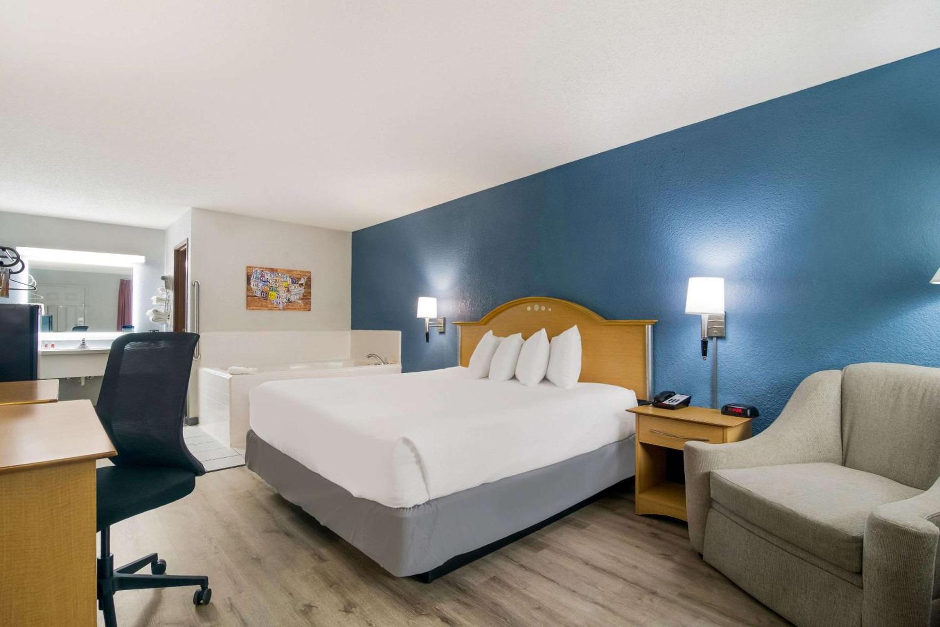 Econo Lodge Branson Theater District photo 17
