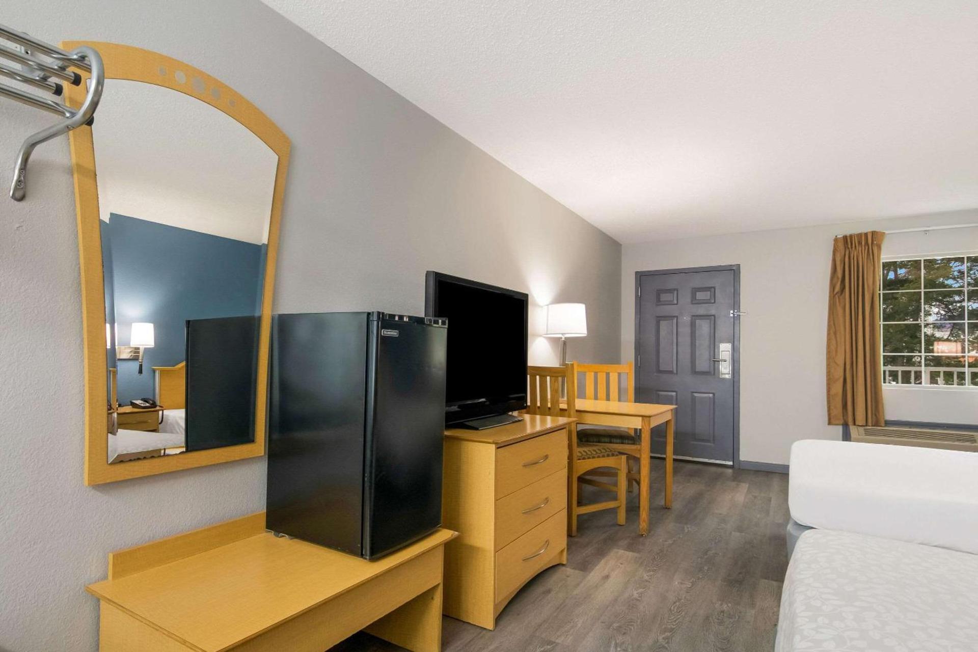 Econo Lodge Branson Theater District photo 27