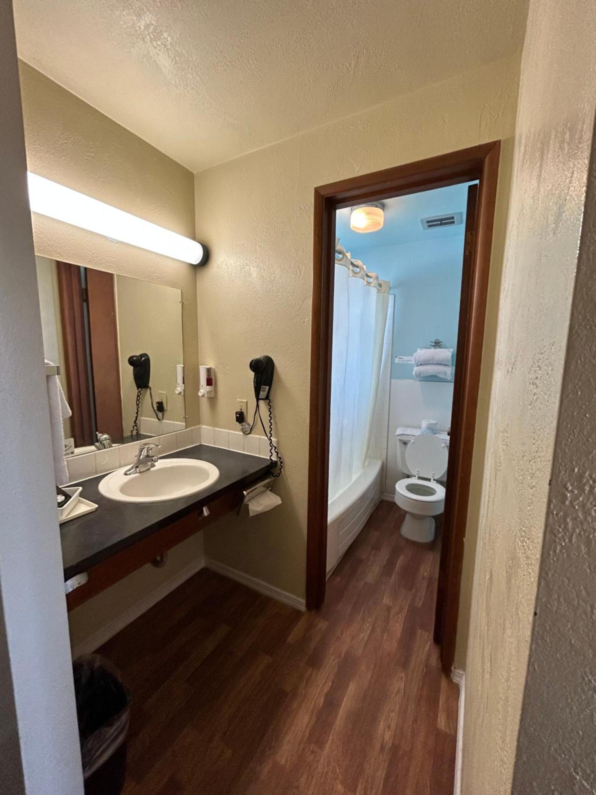 Economy Inn photo 18