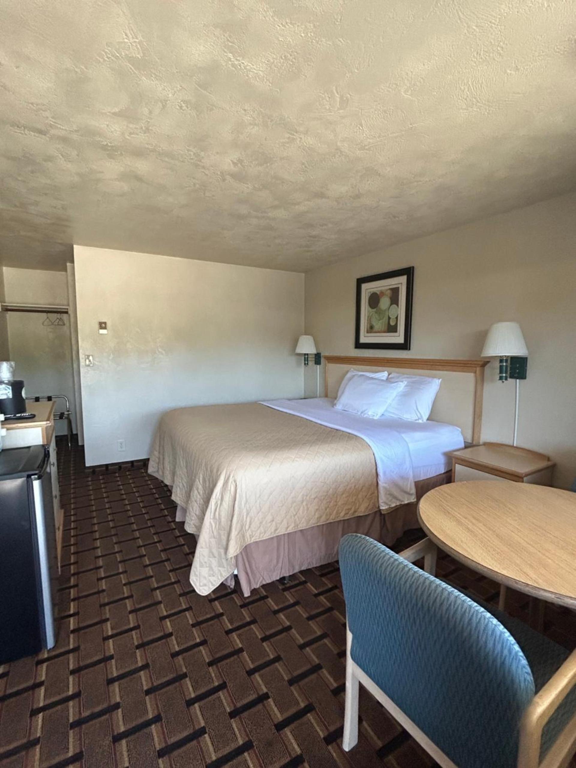 Economy Inn photo 19
