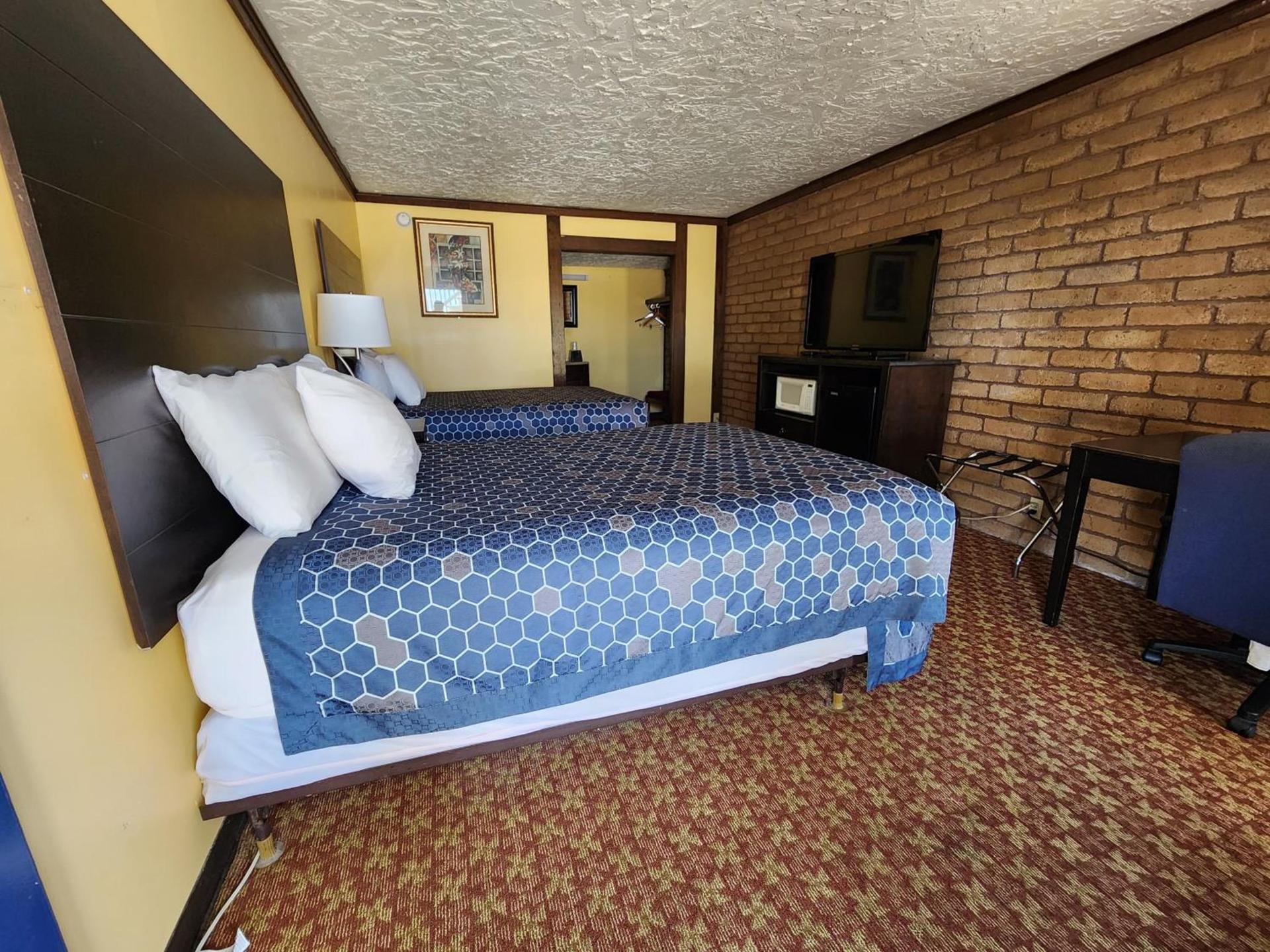 Rodeway Inn photo 12