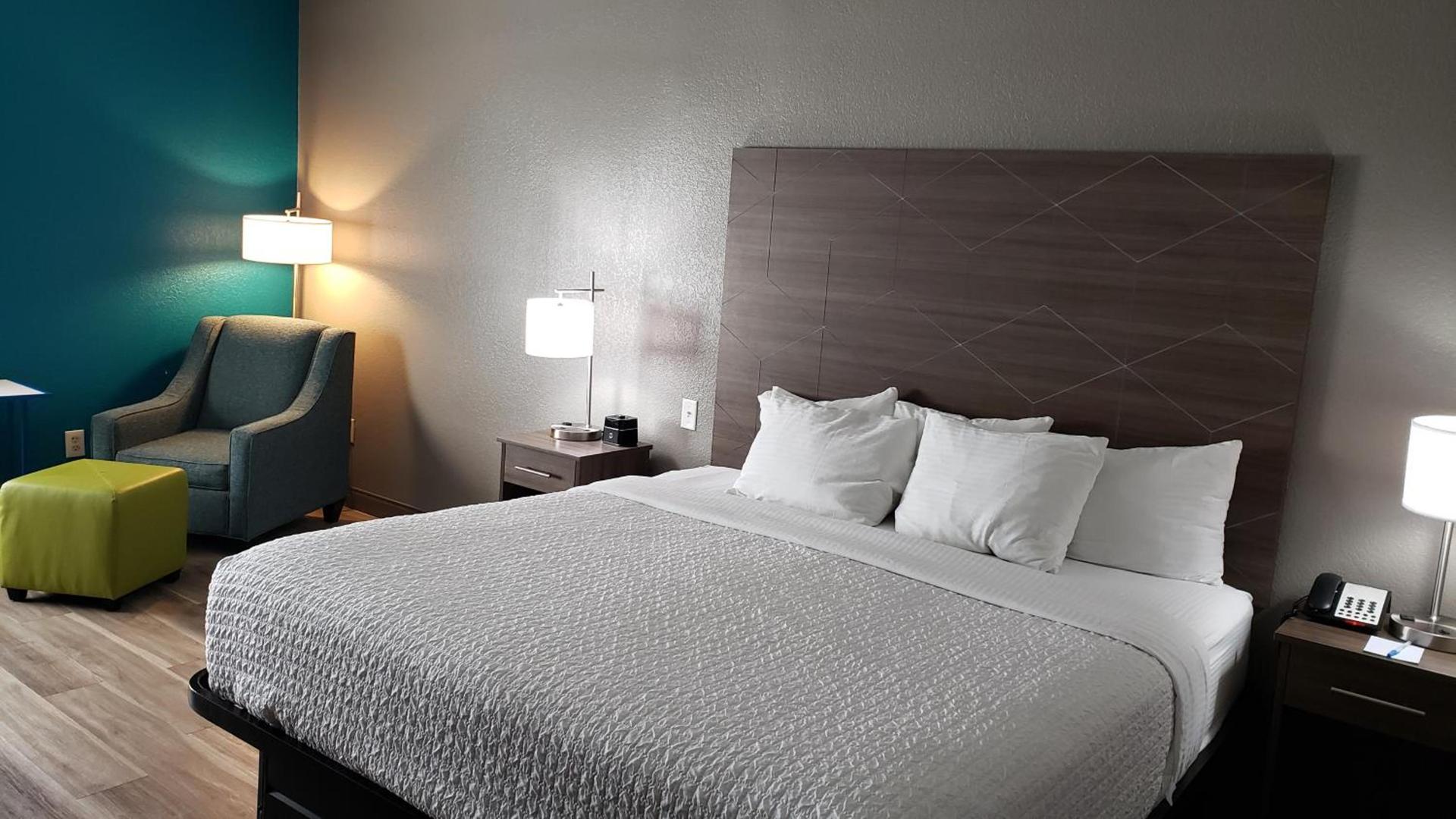 La Quinta by Wyndham Shawnee photo 6
