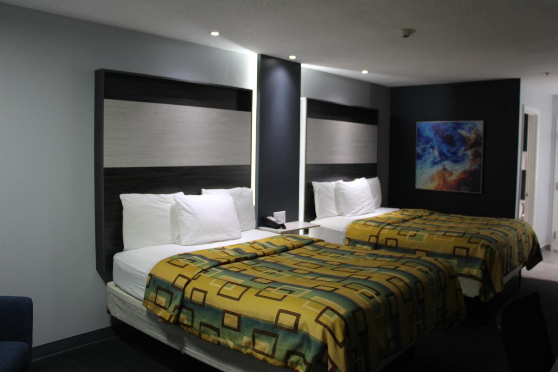 Douglas Inn & Suites photo 22