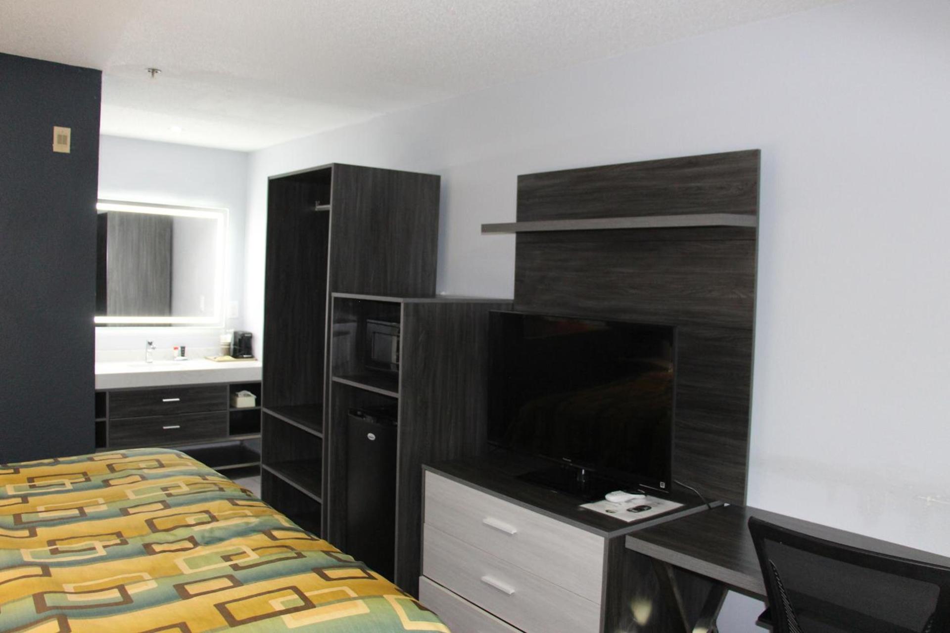 Douglas Inn & Suites photo 25
