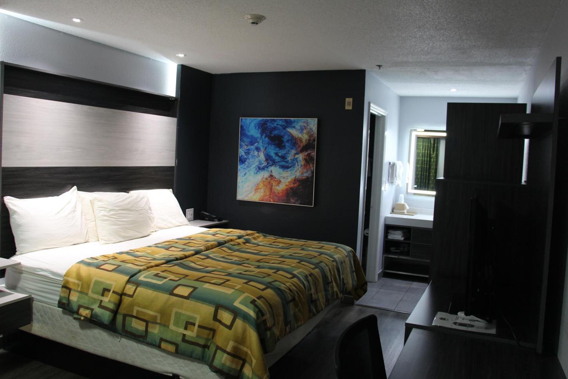 Douglas Inn & Suites photo 27