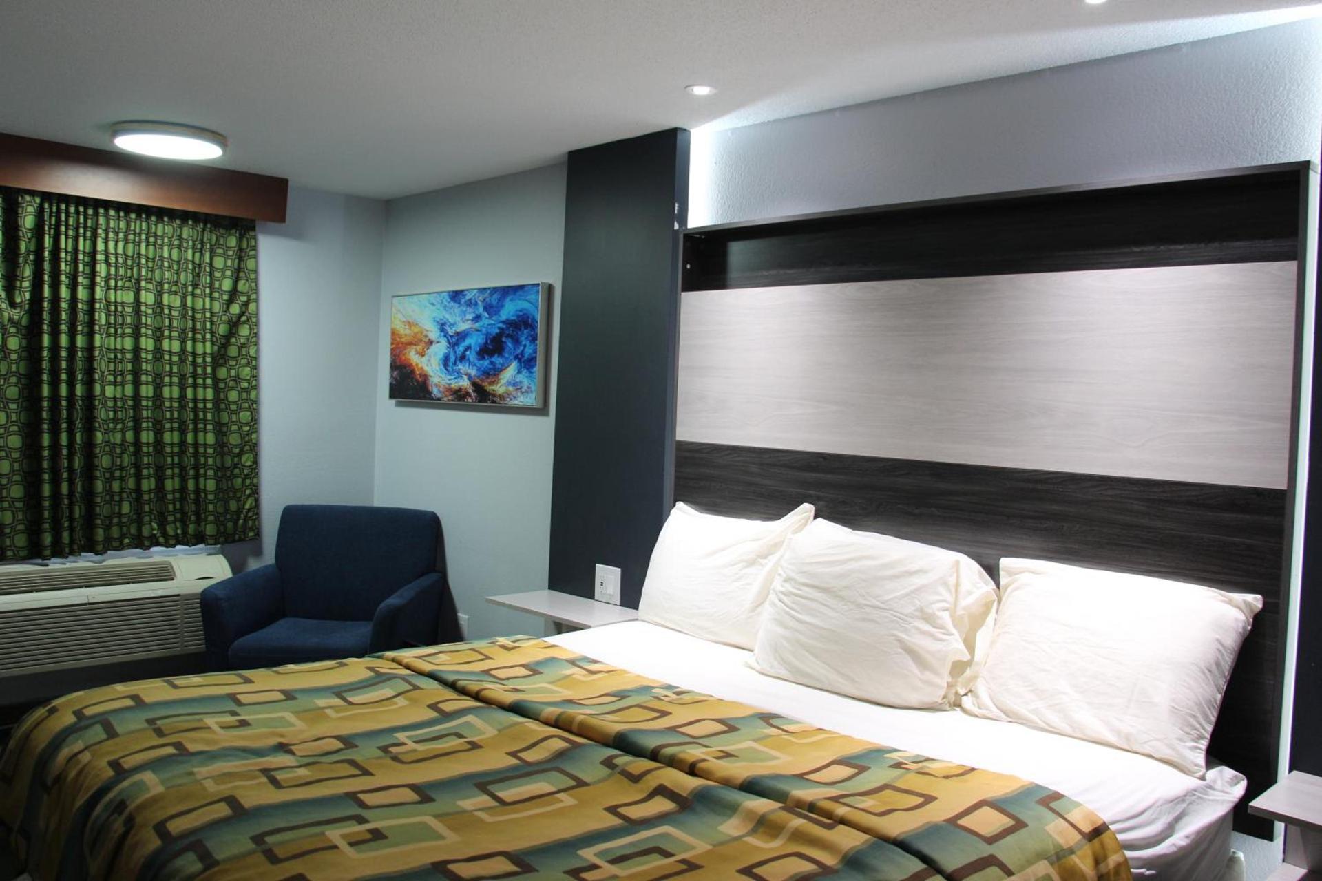 Douglas Inn & Suites photo 40