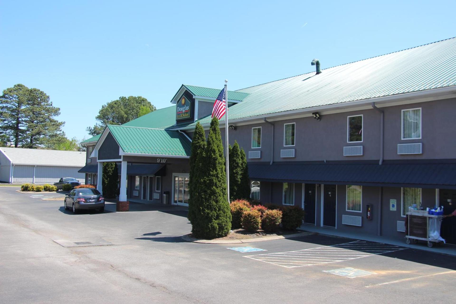 Douglas Inn & Suites photo 43