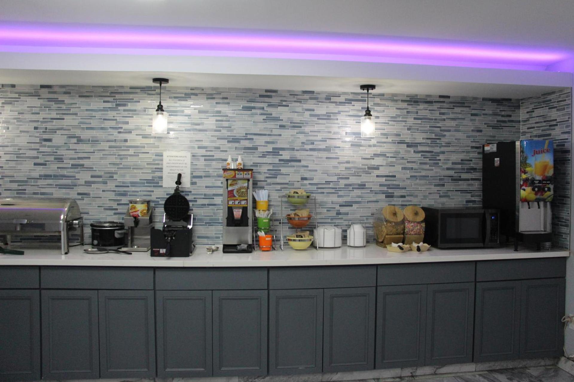 Douglas Inn & Suites photo 35