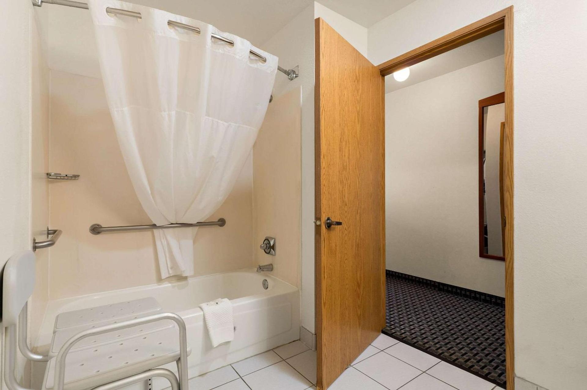 Quality Inn Cheyenne I-25 South photo 12