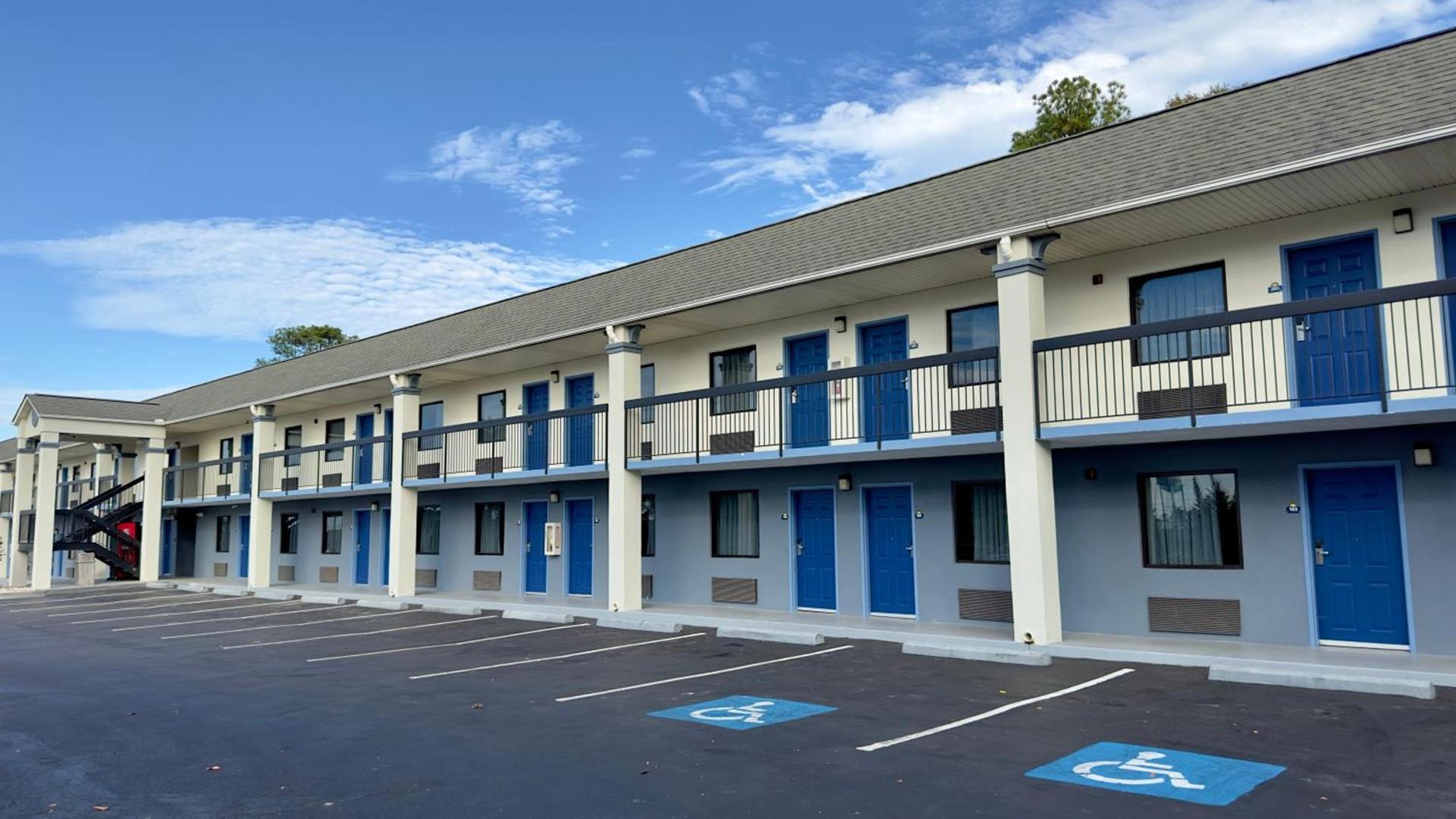 Days Inn By Wyndham Lexington-Columbia — hotel in Lexington