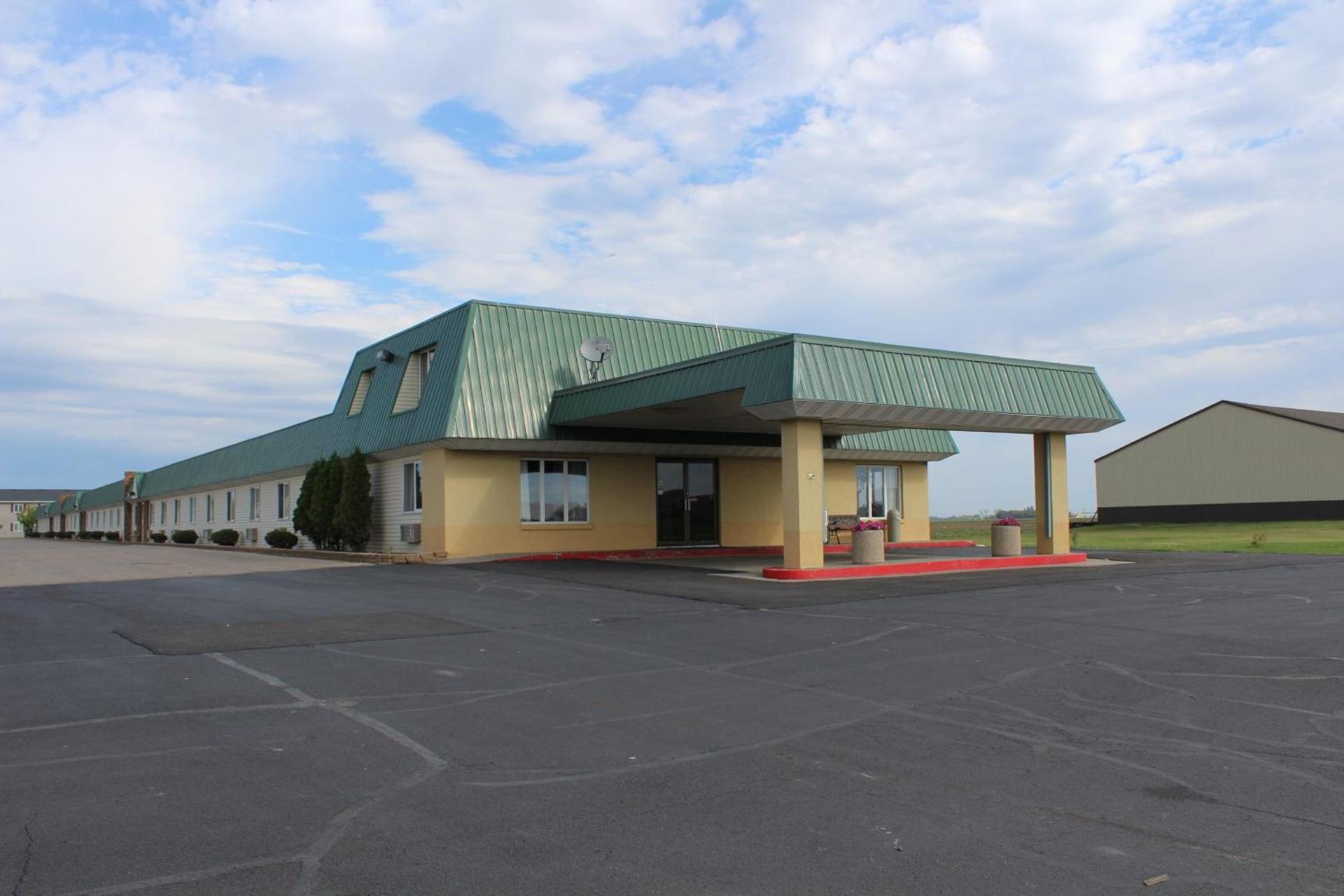 East Grand Inn Grand Forks ND I 29 photo 1