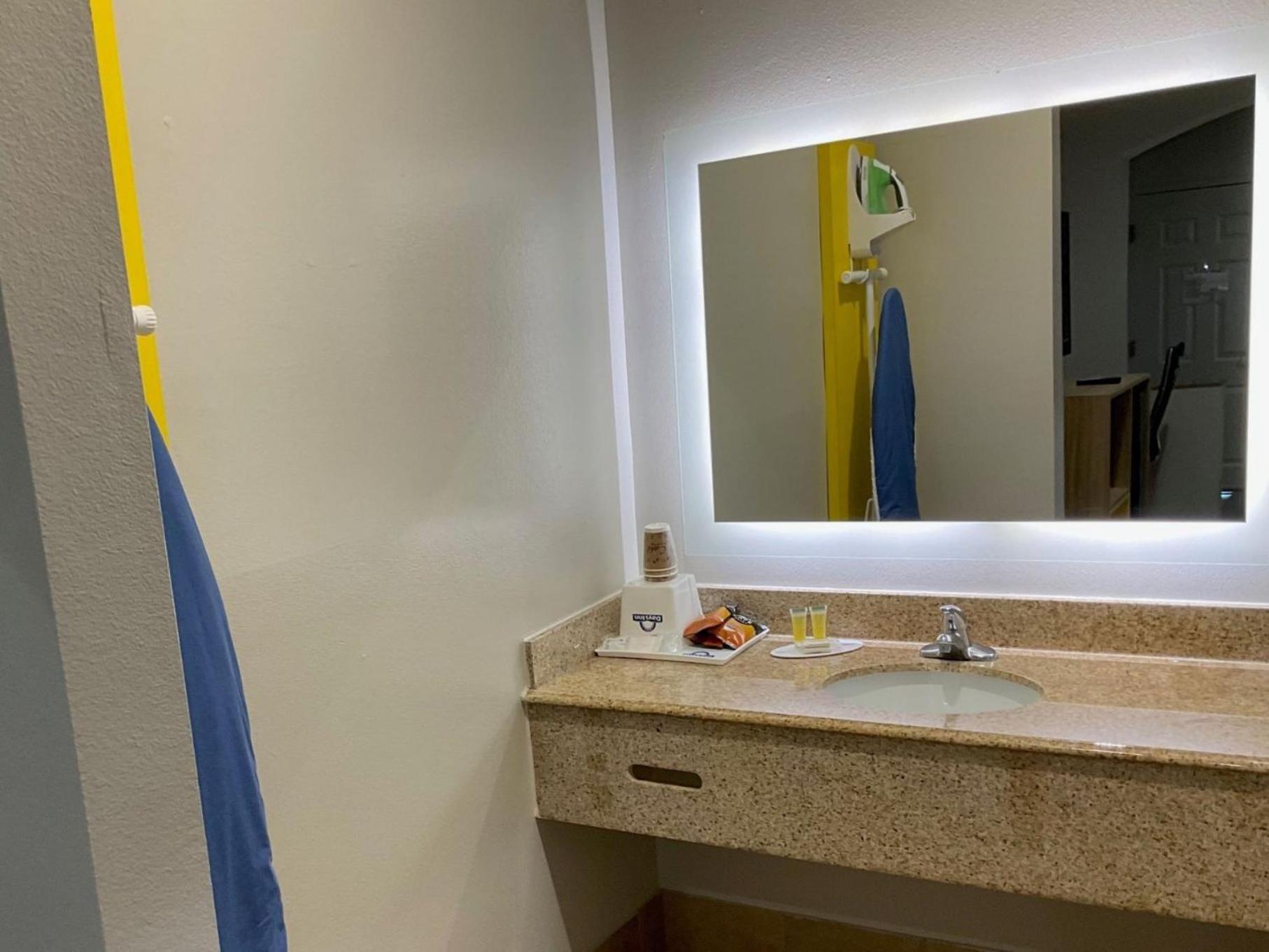 Days Inn by Wyndham Humble/Houston Intercontinental Airport photo 53