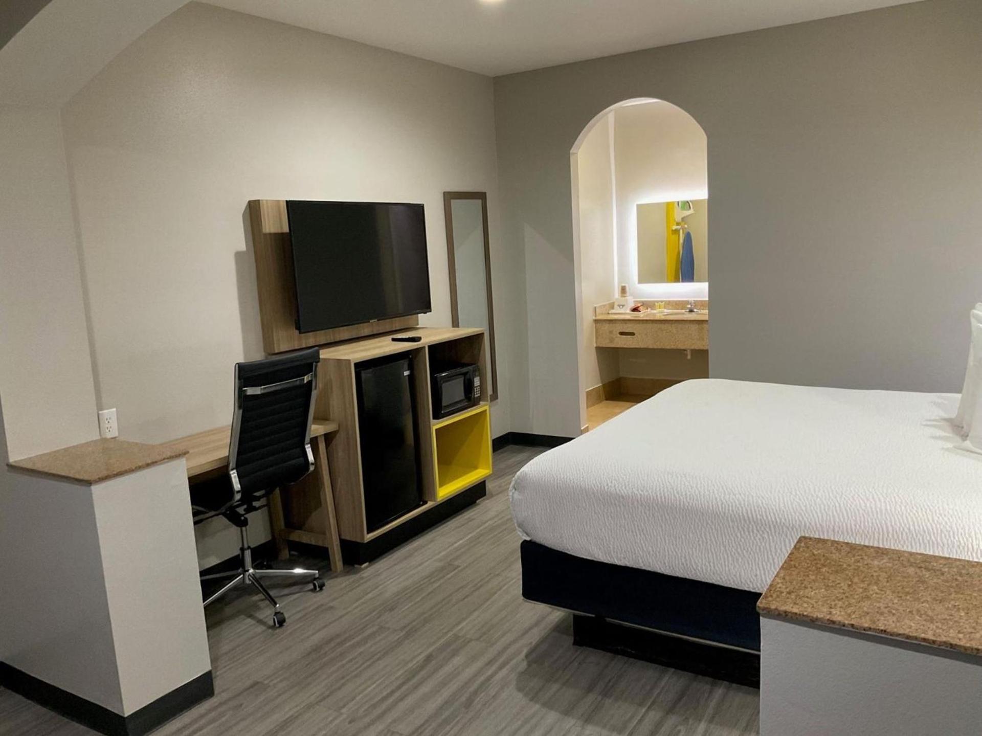 Days Inn by Wyndham Humble/Houston Intercontinental Airport photo 64