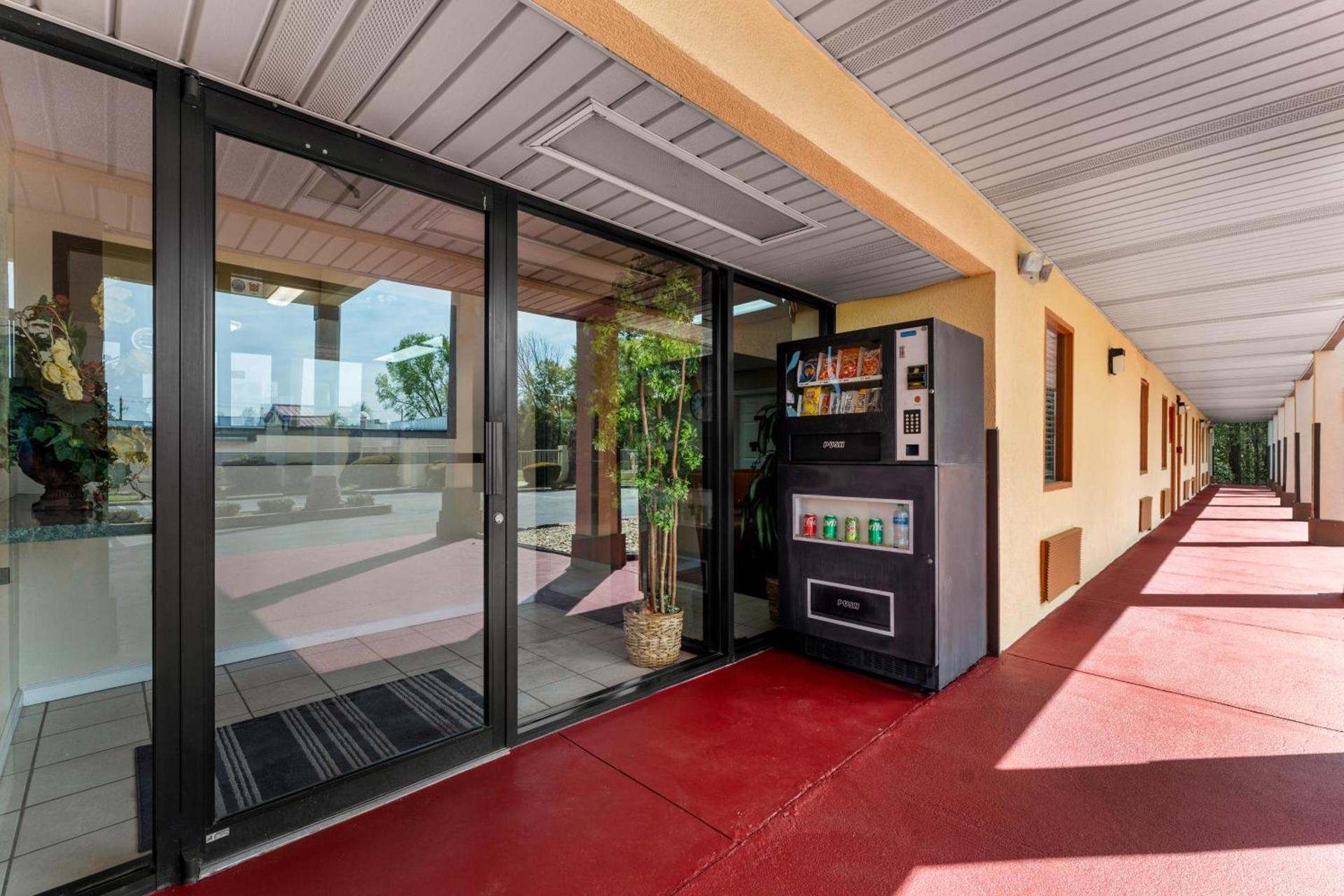 Americas Best Value Inn-Montezuma photo 7