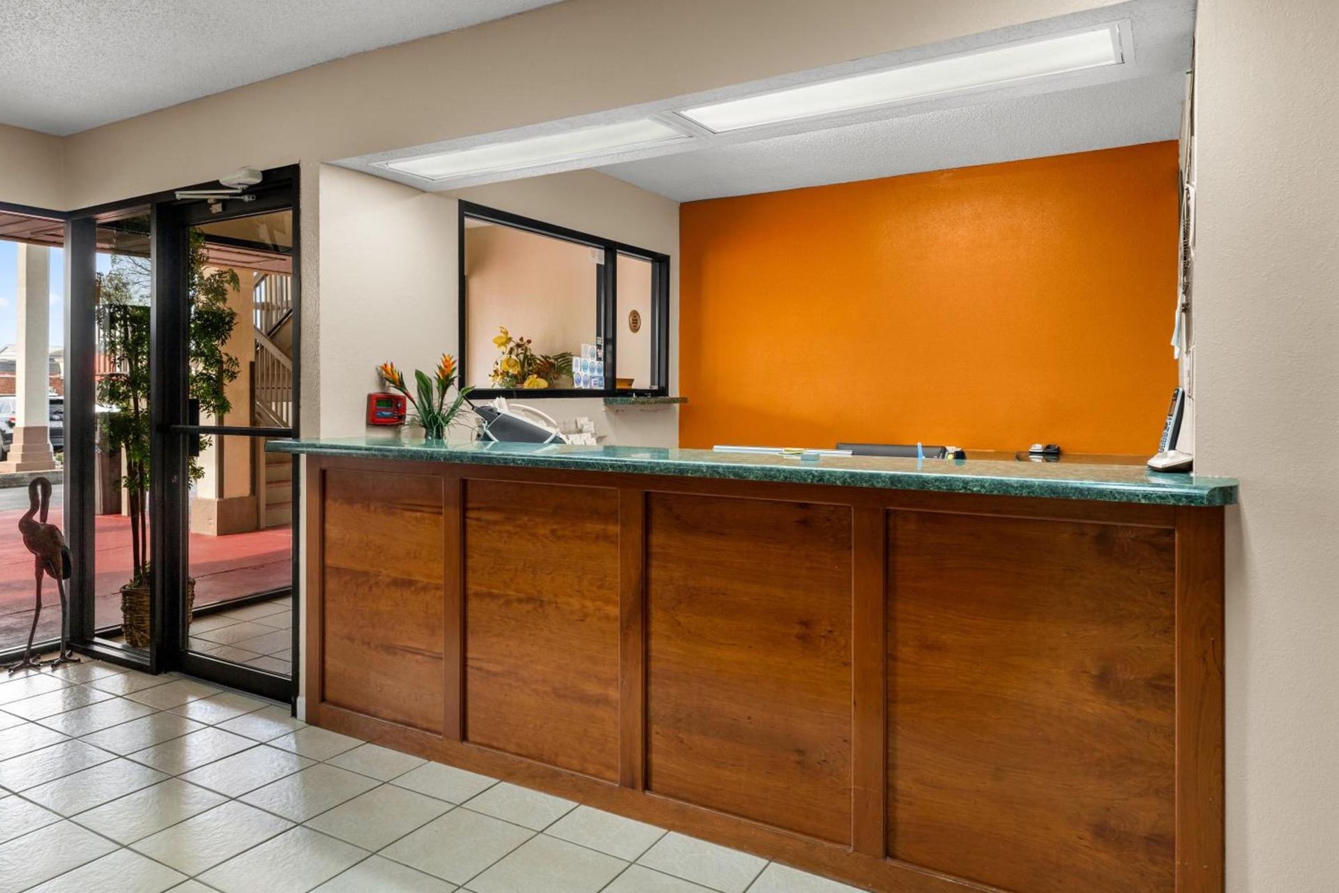 Americas Best Value Inn-Montezuma photo 6