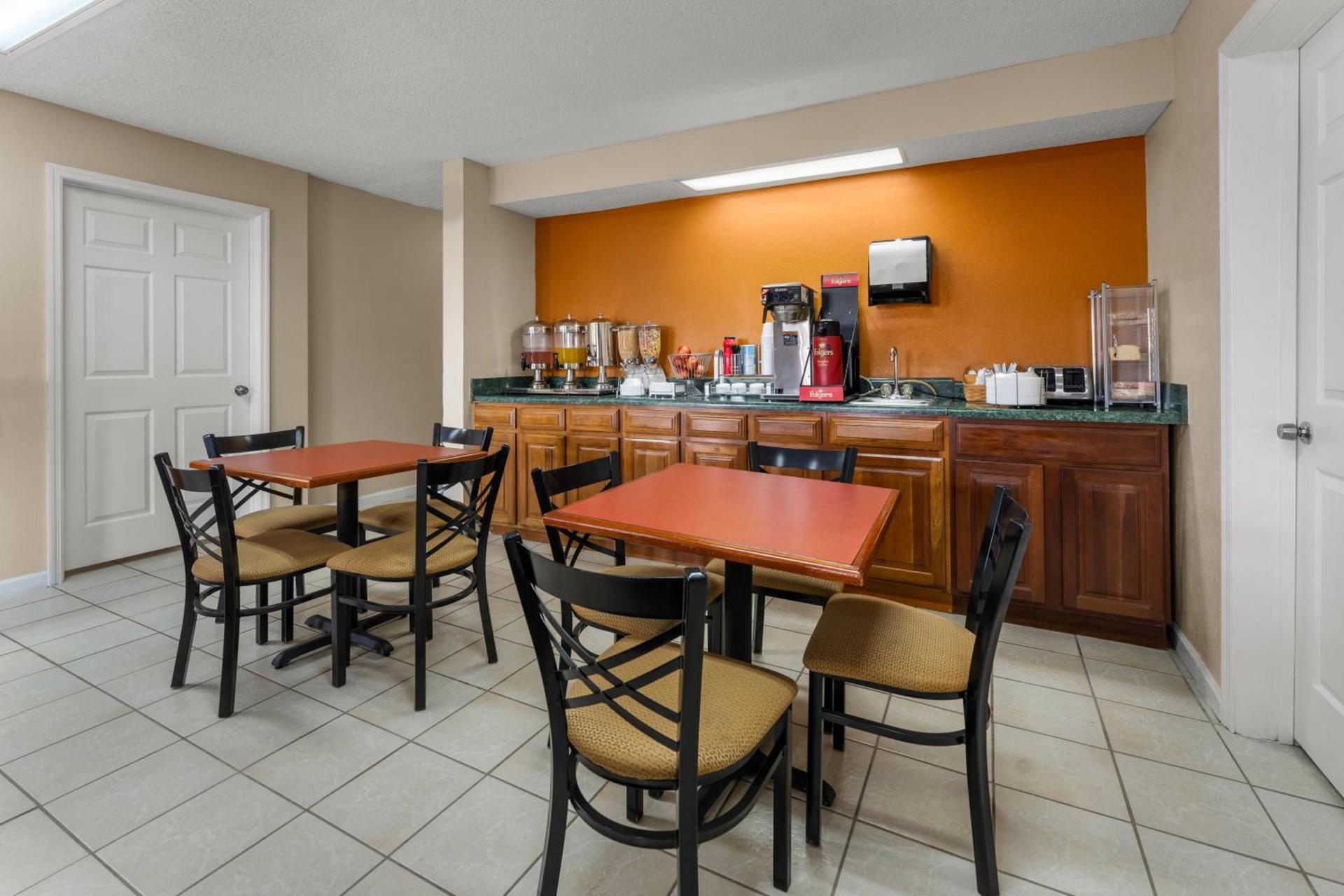 Americas Best Value Inn-Montezuma photo 17