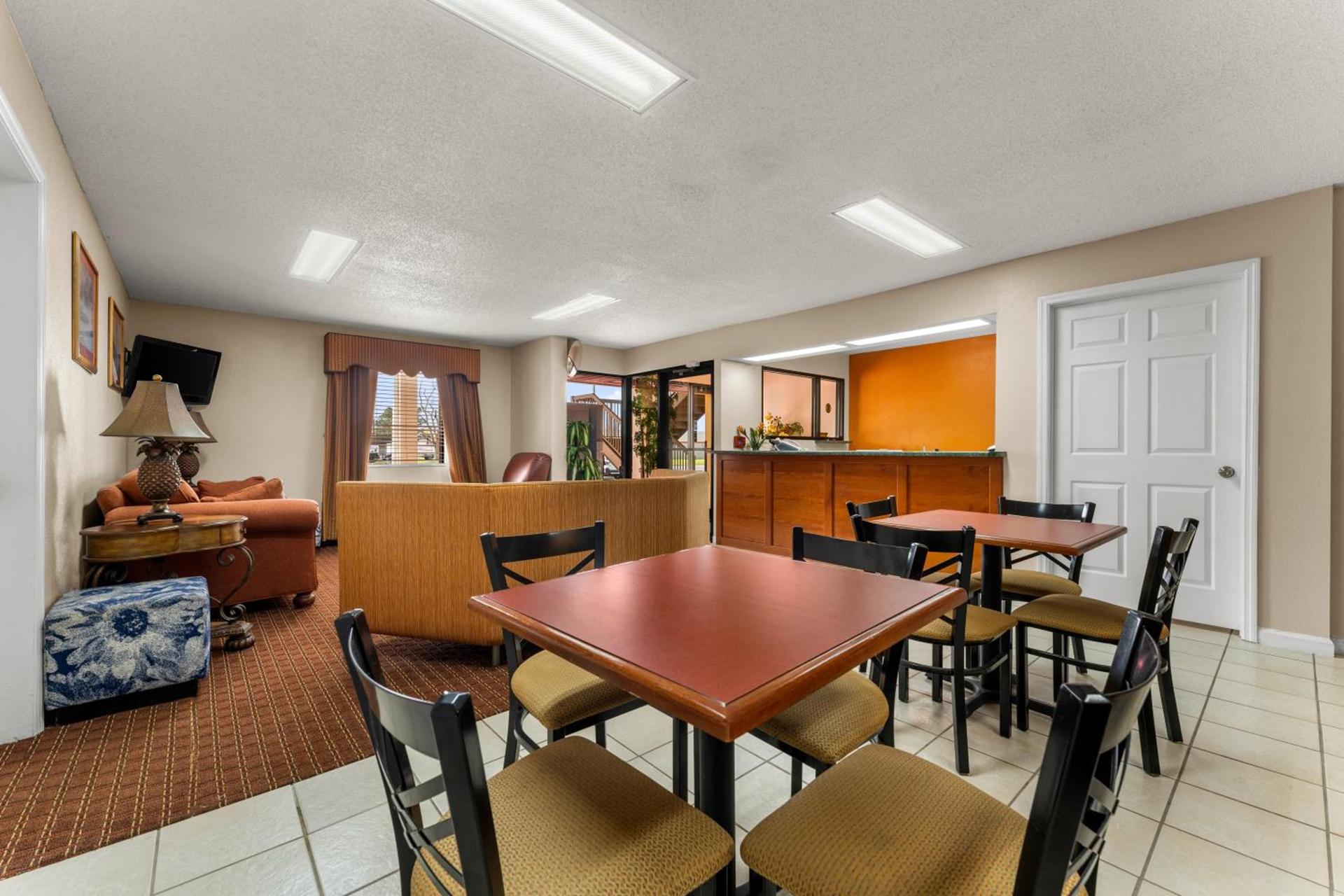 Americas Best Value Inn-Montezuma photo 15