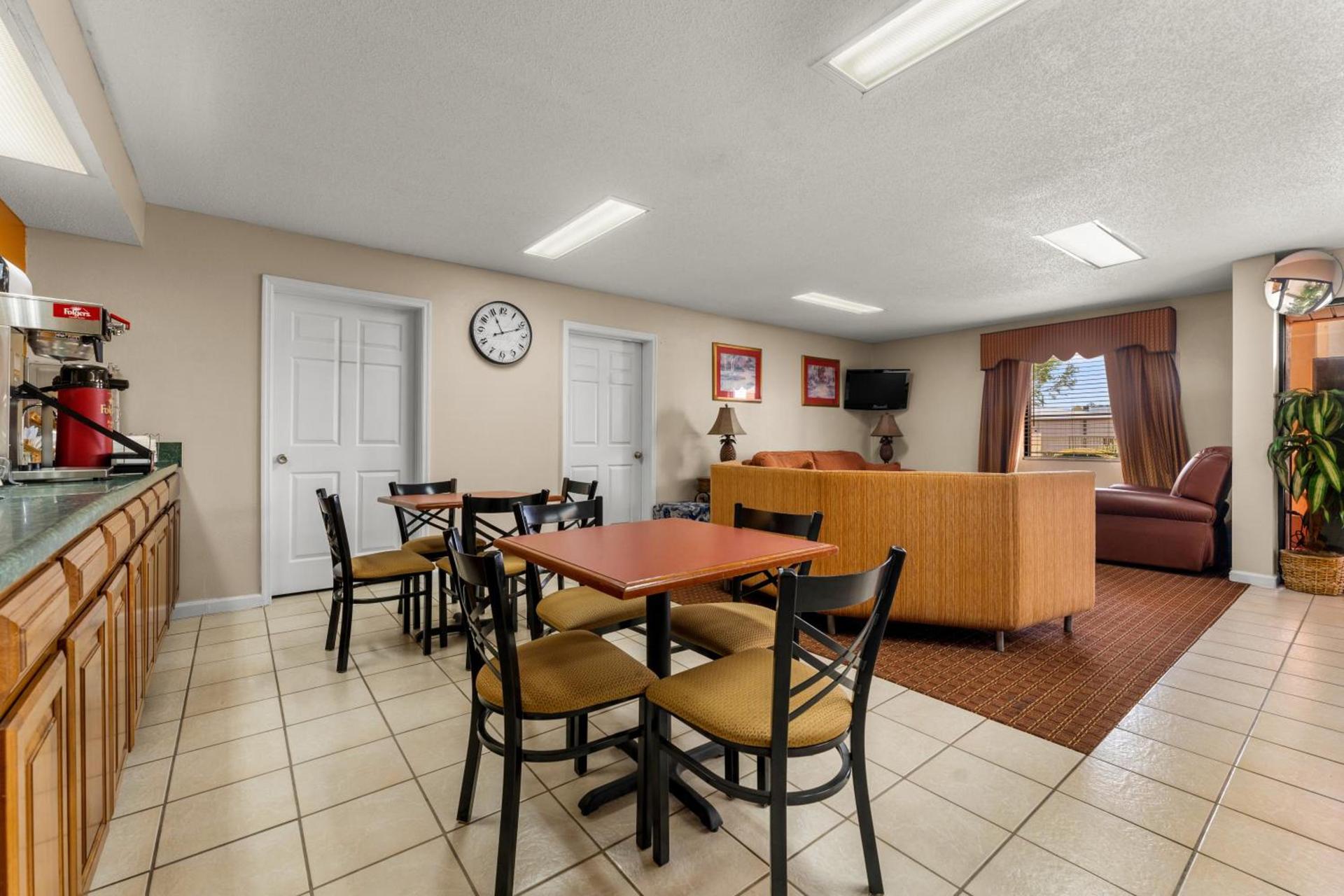 Americas Best Value Inn-Montezuma photo 18