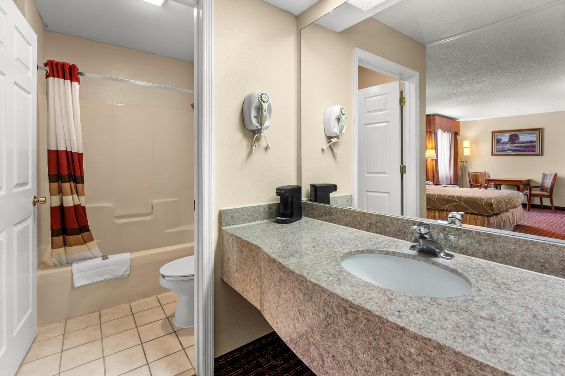 Americas Best Value Inn-Montezuma photo 20
