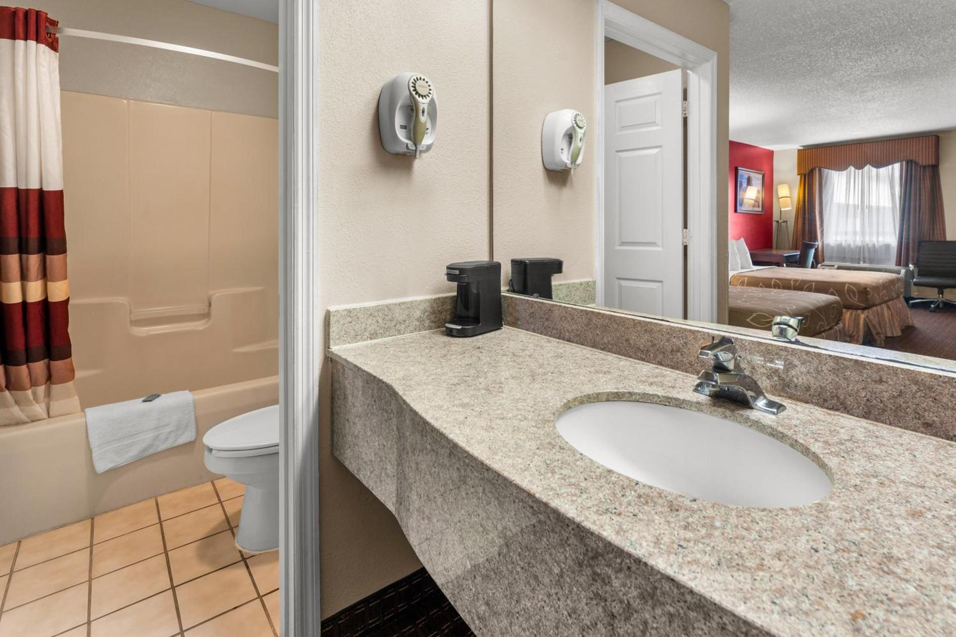 Americas Best Value Inn-Montezuma photo 27