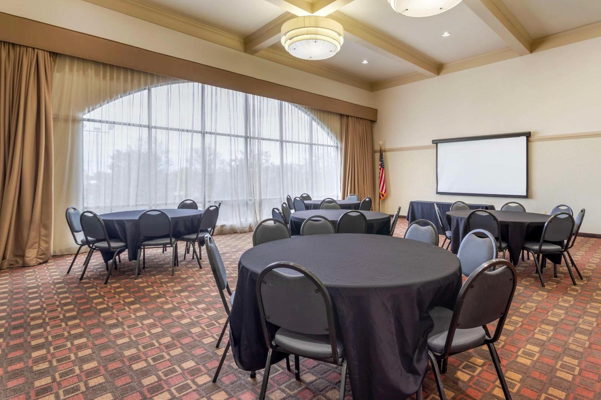Best Western Plus Knoxville Cedar Bluff photo 40
