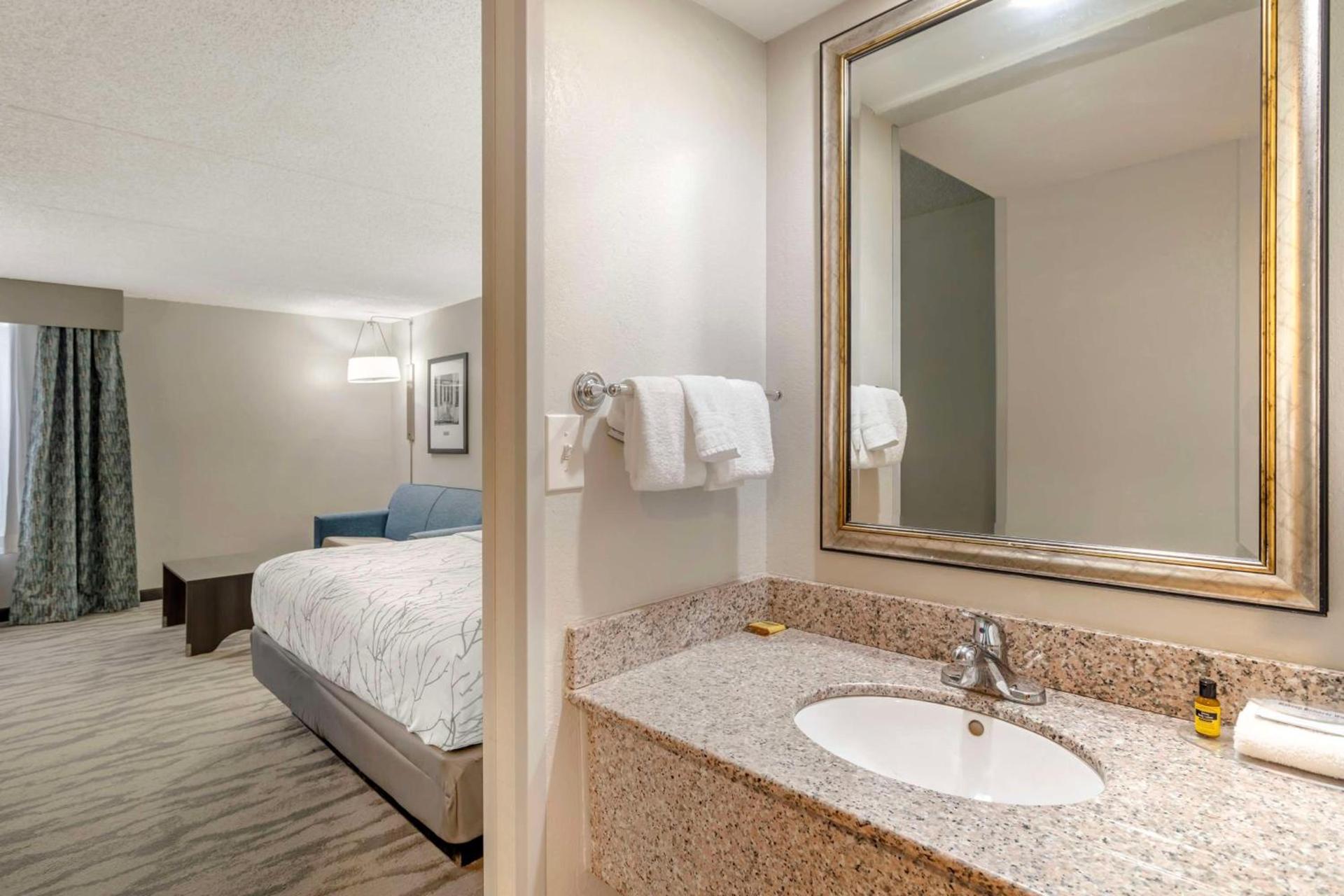Best Western Plus Knoxville Cedar Bluff photo 12