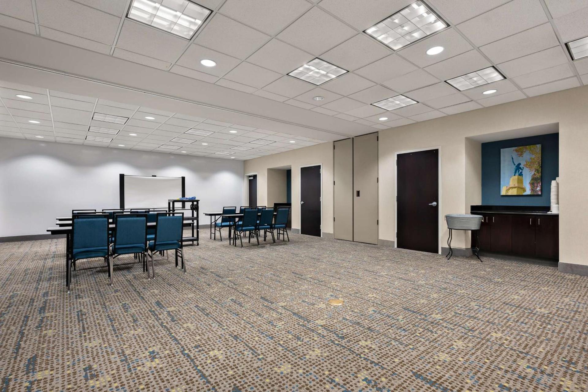 Hampton Inn Birmingham/Leeds photo 69