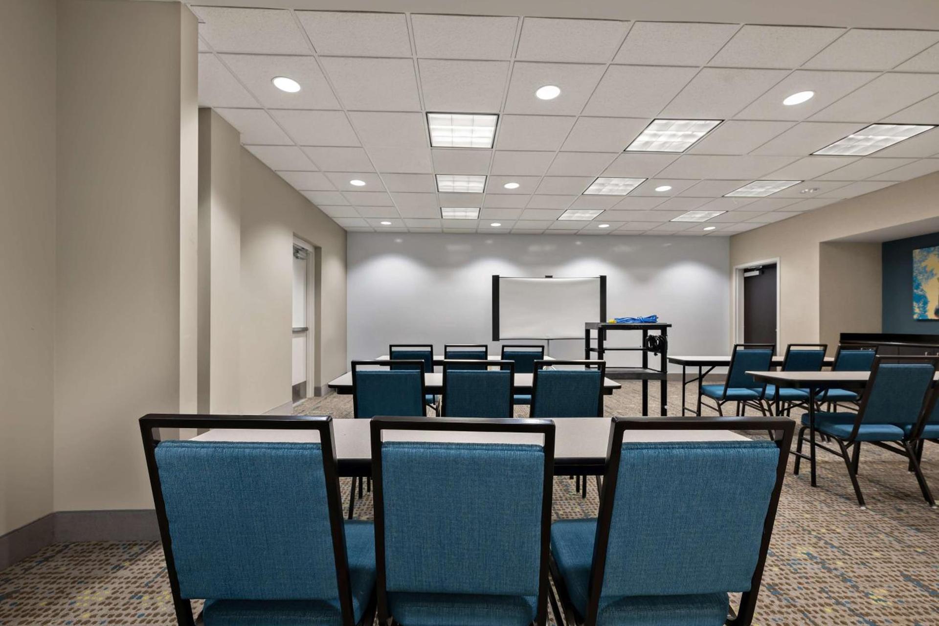 Hampton Inn Birmingham/Leeds photo 71