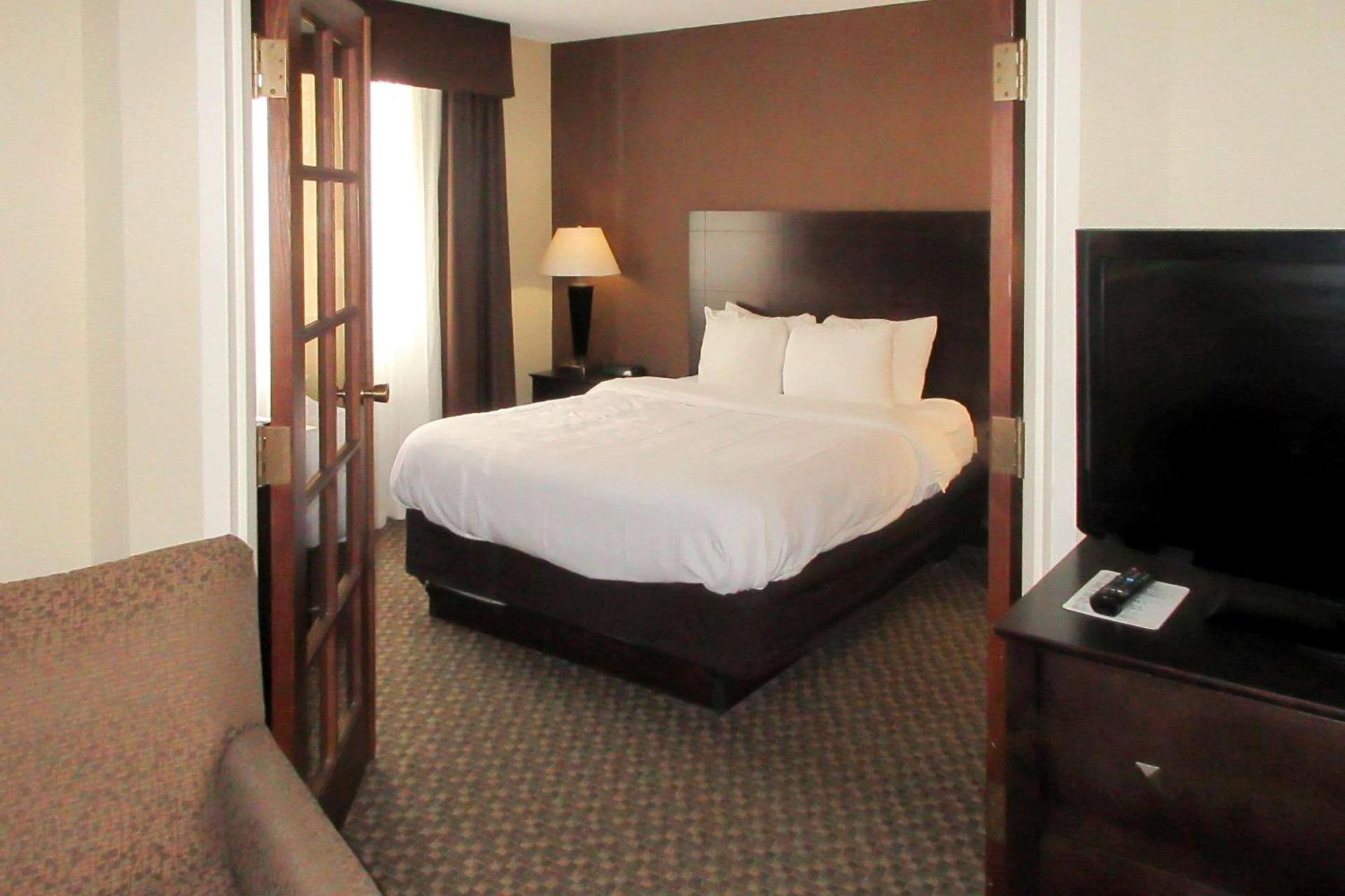 Comfort Inn & Suites Pittsburgh Fox Chapel photo 23