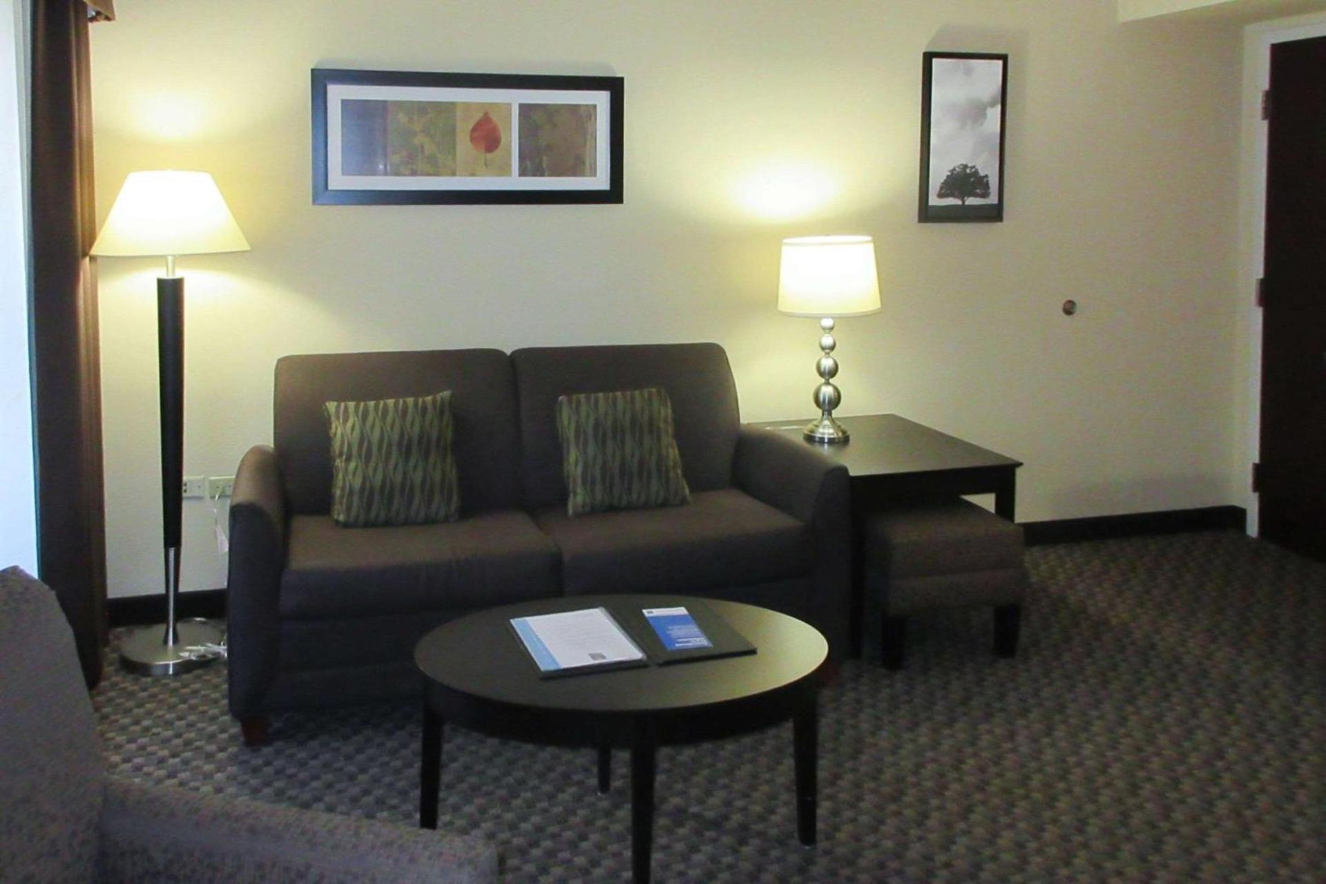 Comfort Inn & Suites Pittsburgh Fox Chapel photo 26