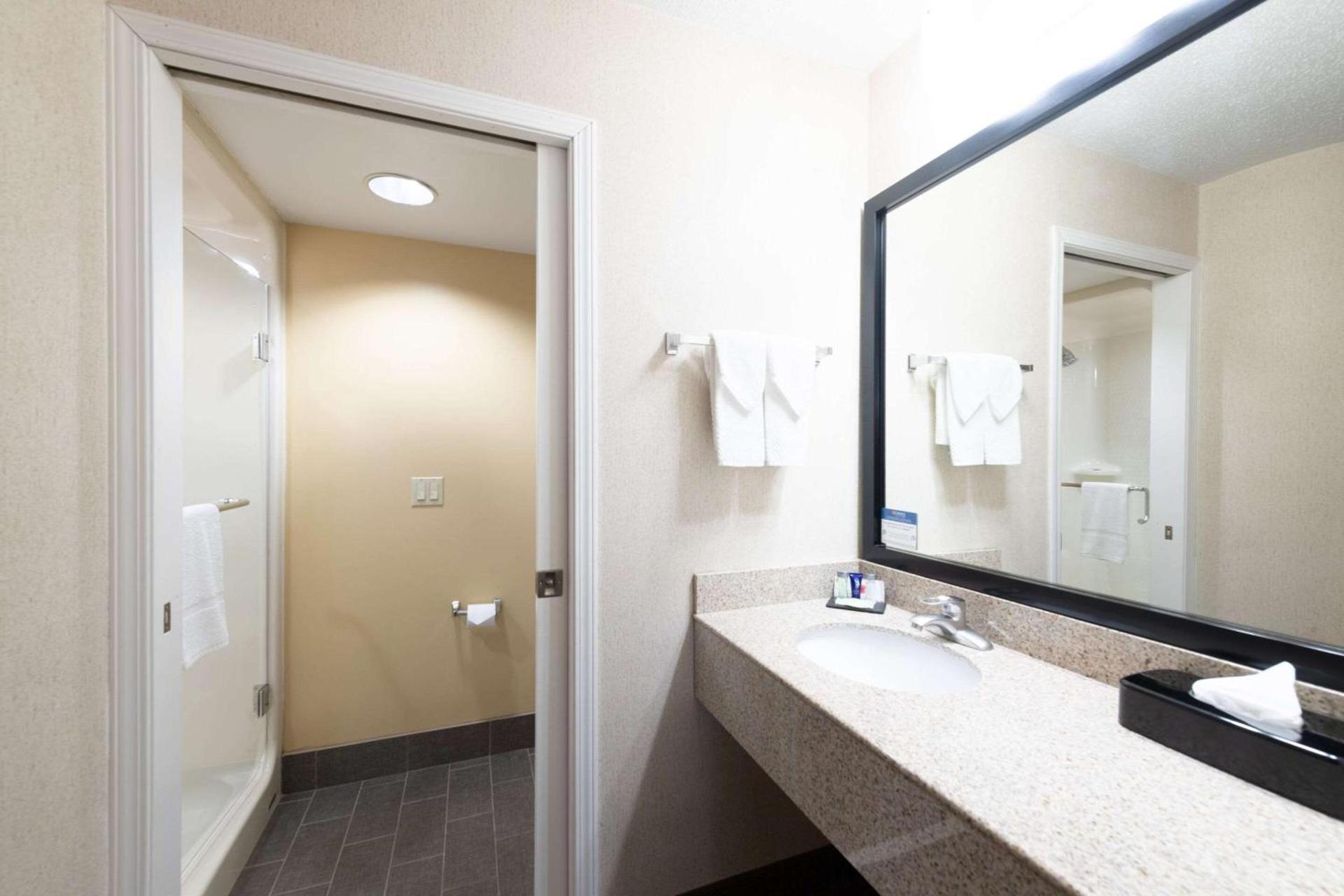 Sleep Inn & Suites Green Bay South photo 35