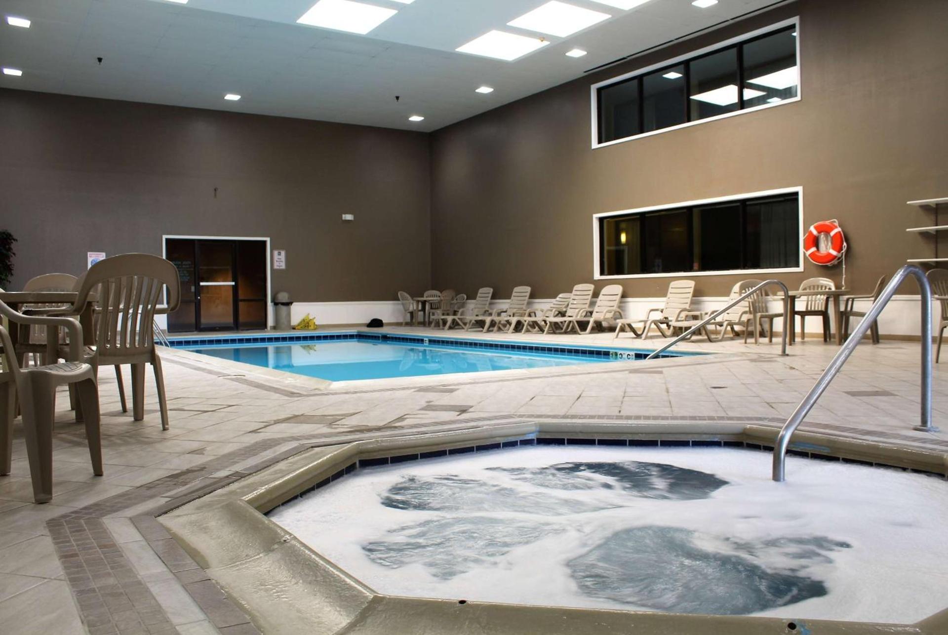 Ramada by Wyndham North Platte photo 3