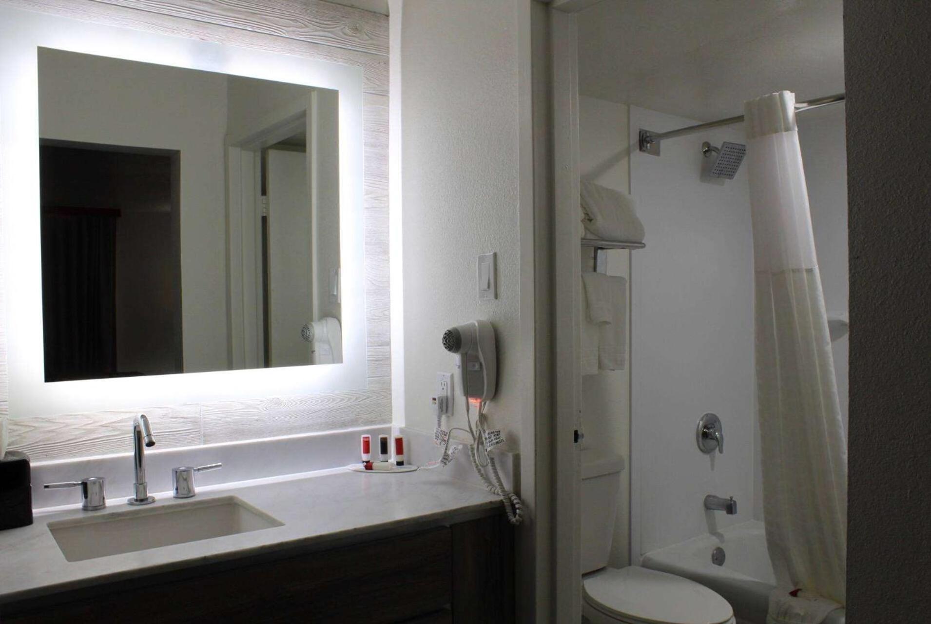 Ramada by Wyndham North Platte photo 61