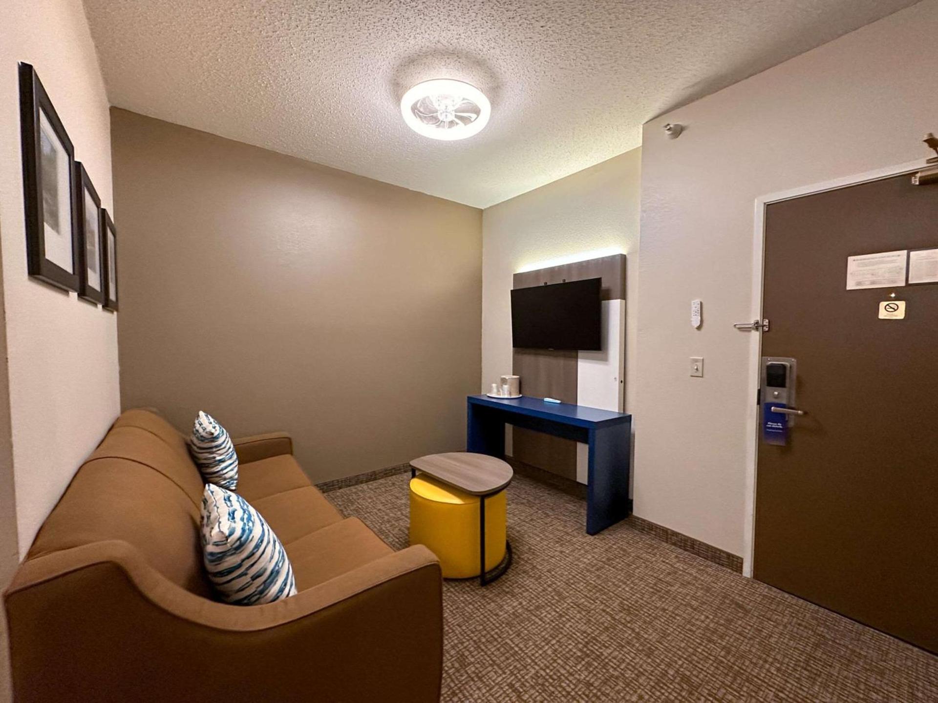 Country Inn & Suites by Radisson, Rock Falls, IL photo 43