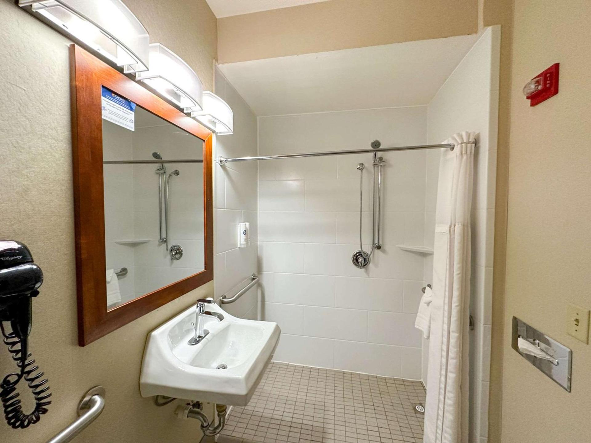 Country Inn & Suites by Radisson, Rock Falls, IL photo 48