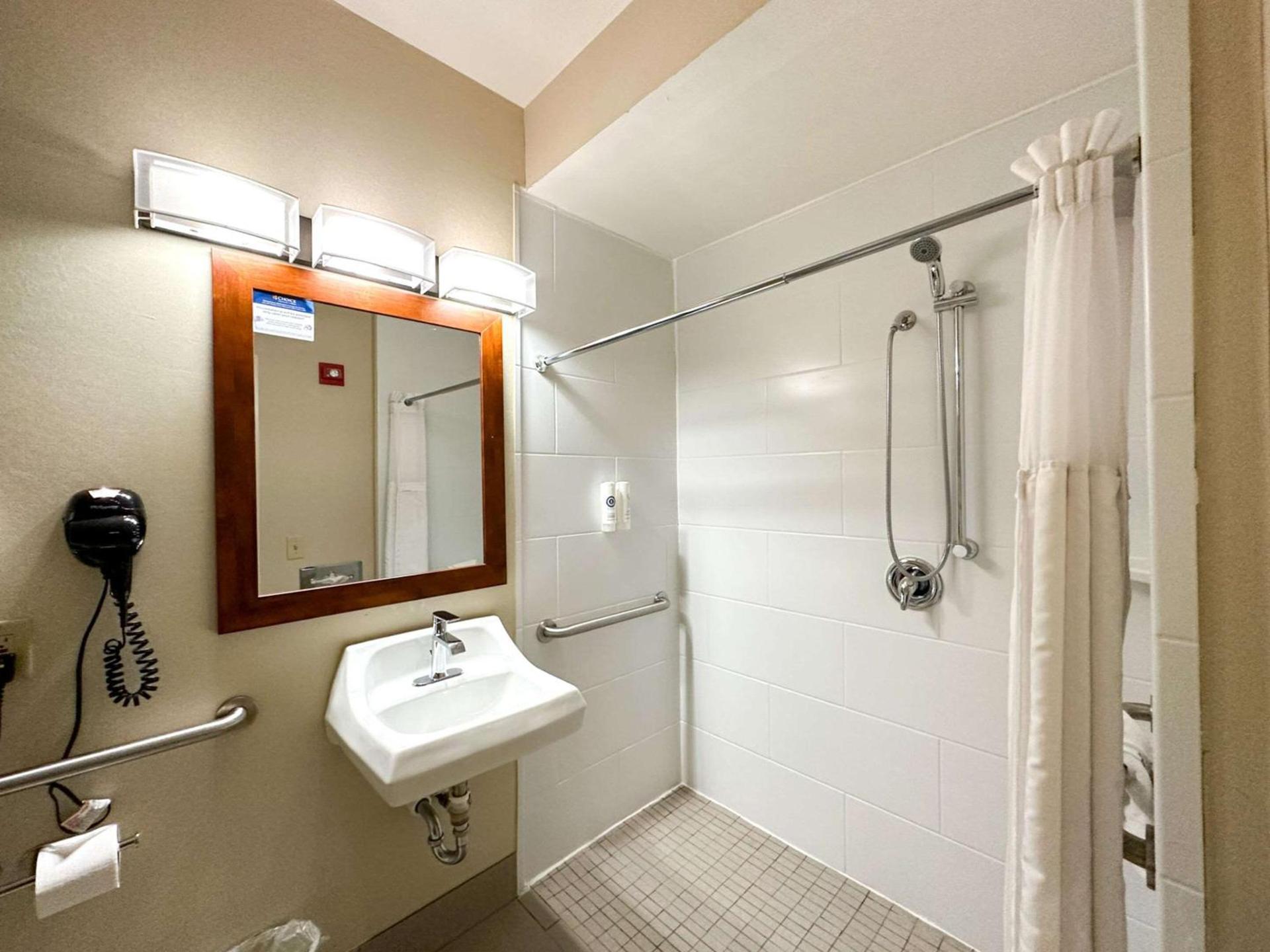 Country Inn & Suites by Radisson, Rock Falls, IL photo 37