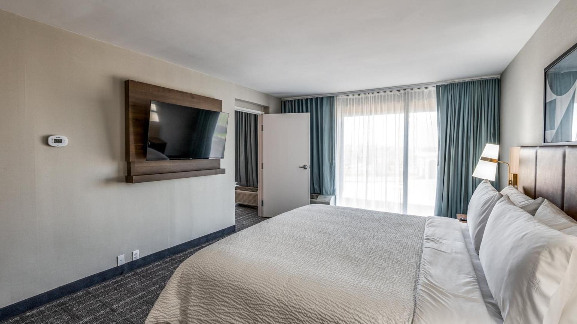 Staybridge Suites Dallas Market Ctr Love Field by IHG photo 60