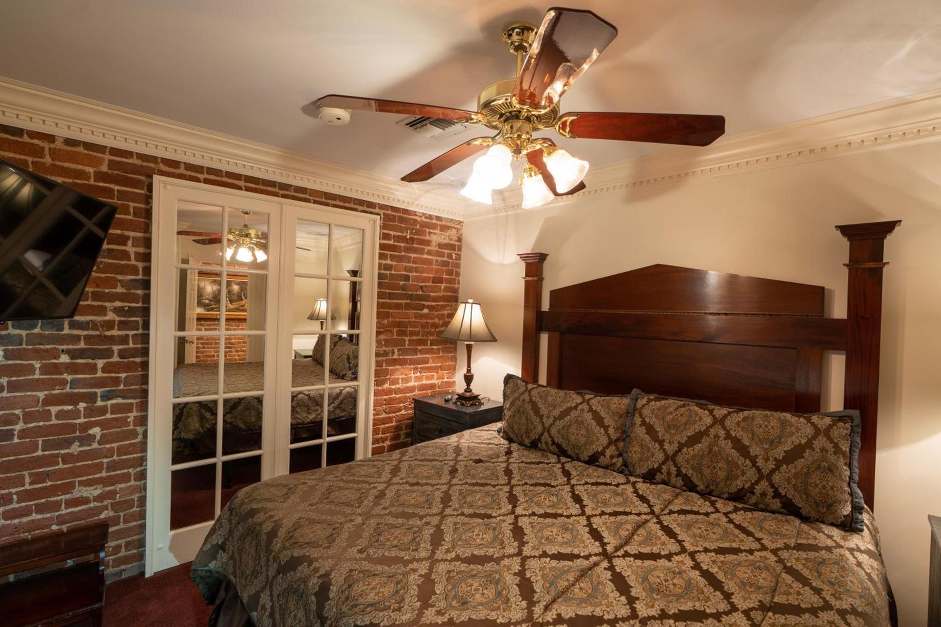 Quarter House Suites photo 9