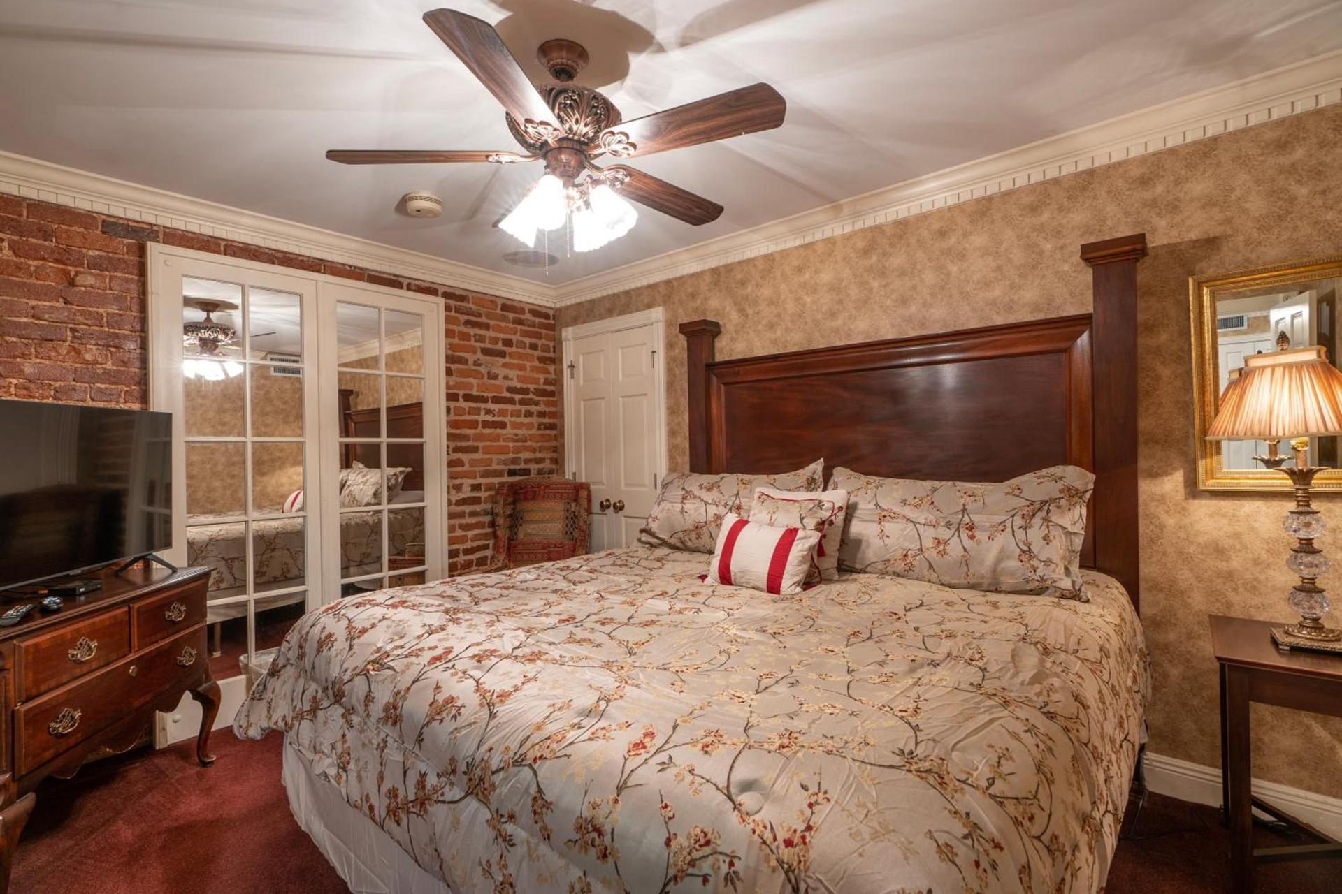 Quarter House Suites photo 13
