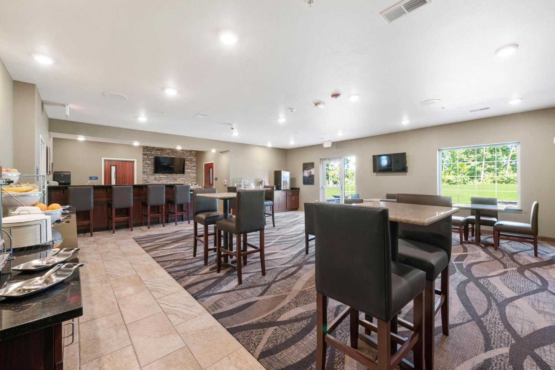 Cobblestone Hotel & Suites - Russells Point at Indian Lake photo 2