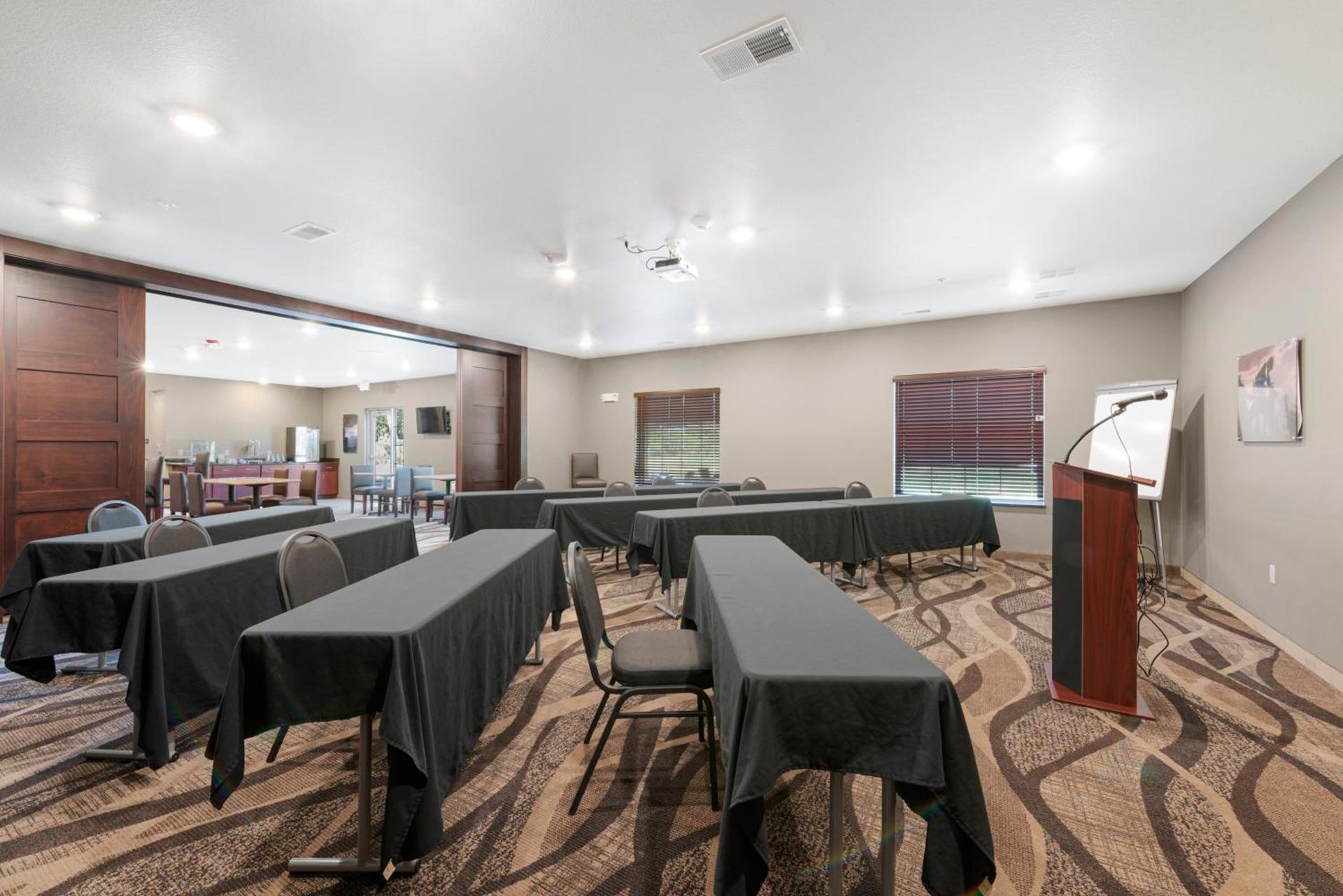 Cobblestone Hotel & Suites - Russells Point at Indian Lake photo 9